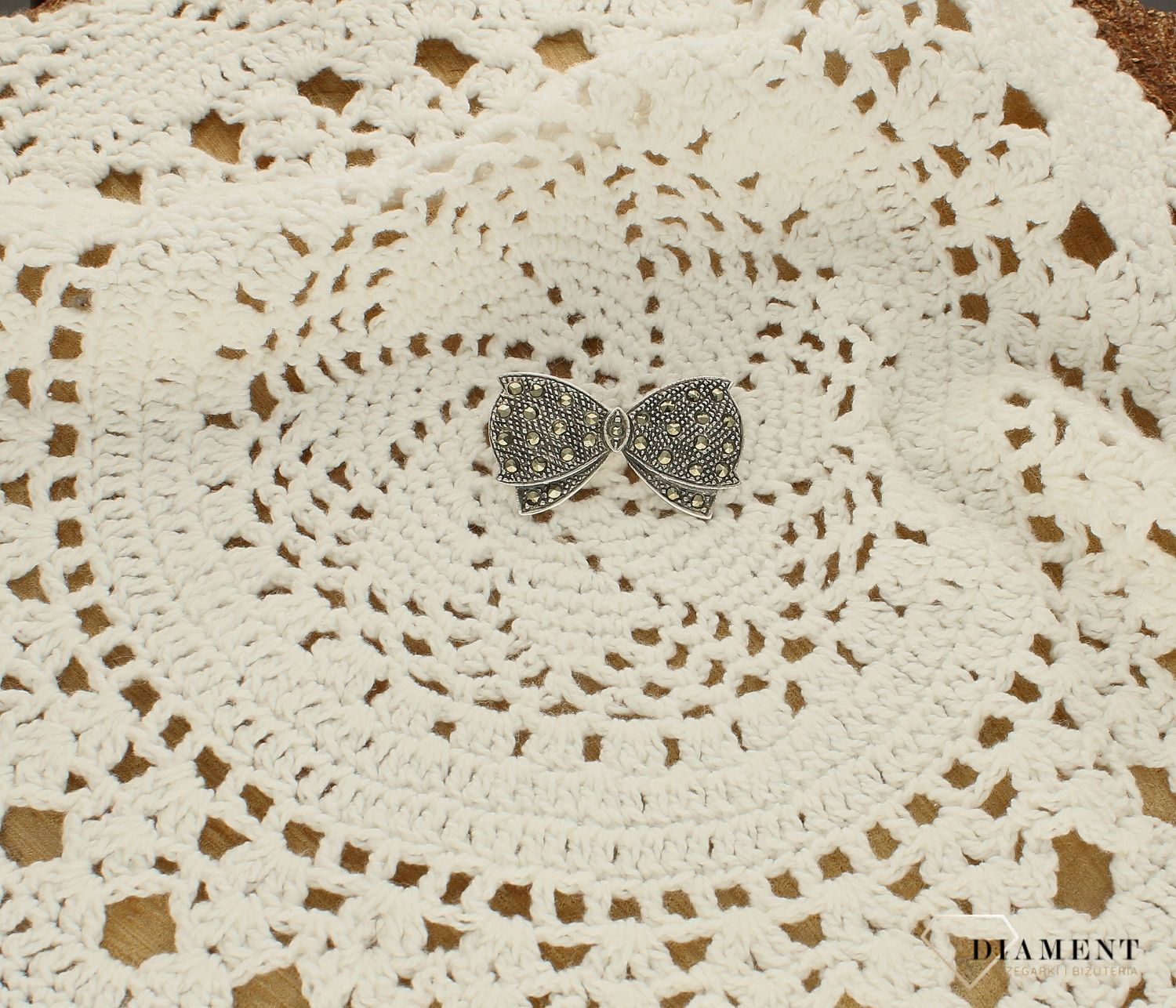 Srebrna broszka w kształcie kokardki DIA-BRO-3943-925. Srebrna broszka w kształcie kokardki to perfekcyjny dodatek, który urozmaici kobiece stylizacje. Element kolekcji, w której główną rolę gra ponadczasowy wzór..jpg