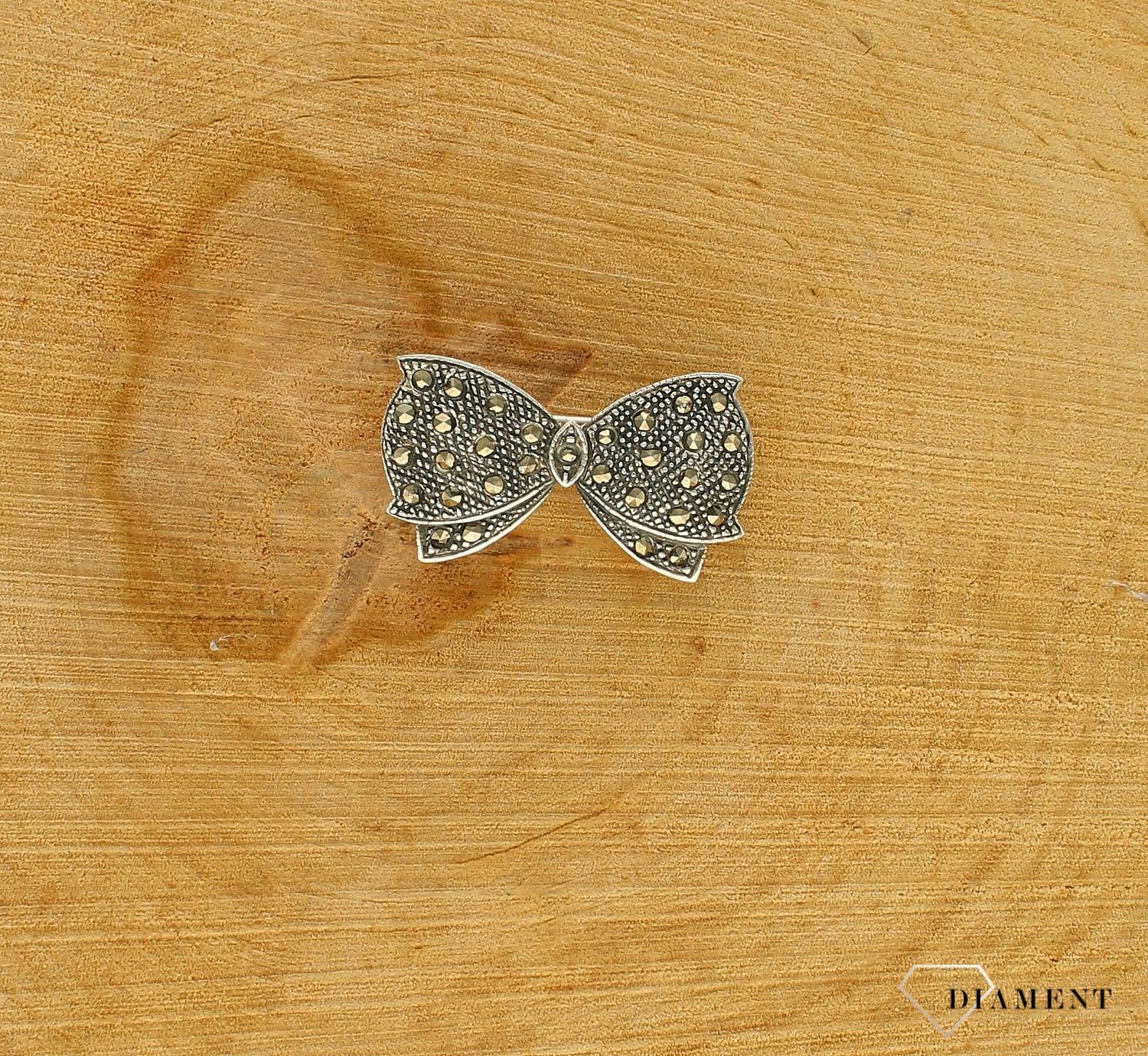 Srebrna broszka w kształcie kokardki DIA-BRO-3943-925. Srebrna broszka w kształcie kokardki to perfekcyjny dodatek, który urozmaici kobiece stylizacje. Element kolekcji, w której główną rolę gra ponadczasowy wzór..jpg