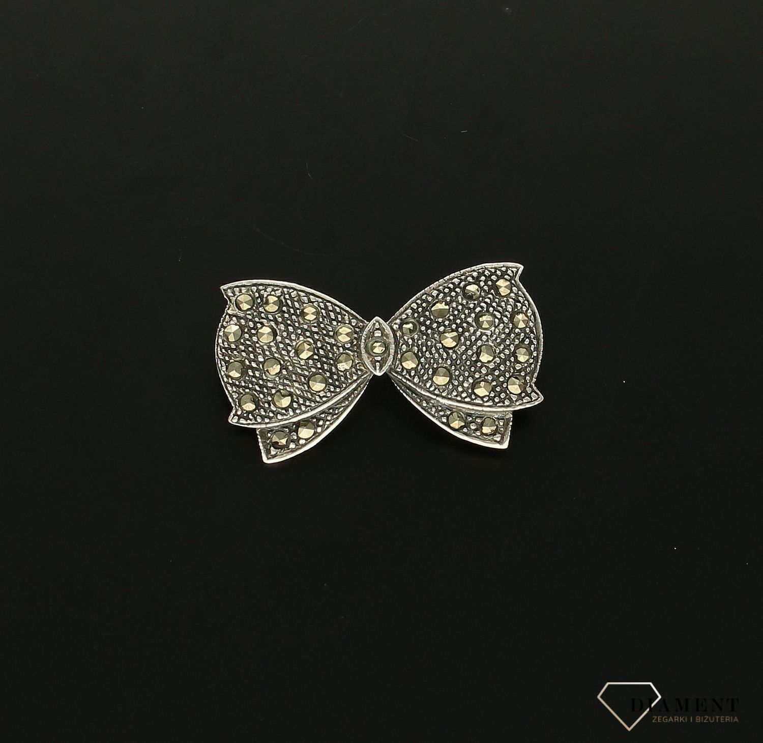 Srebrna broszka w kształcie kokardki DIA-BRO-3943-925. Srebrna broszka w kształcie kokardki to perfekcyjny dodatek, który urozmaici kobiece stylizacje. Element kolekcji, w której główną rolę gra ponadczasowy wzór..jpg