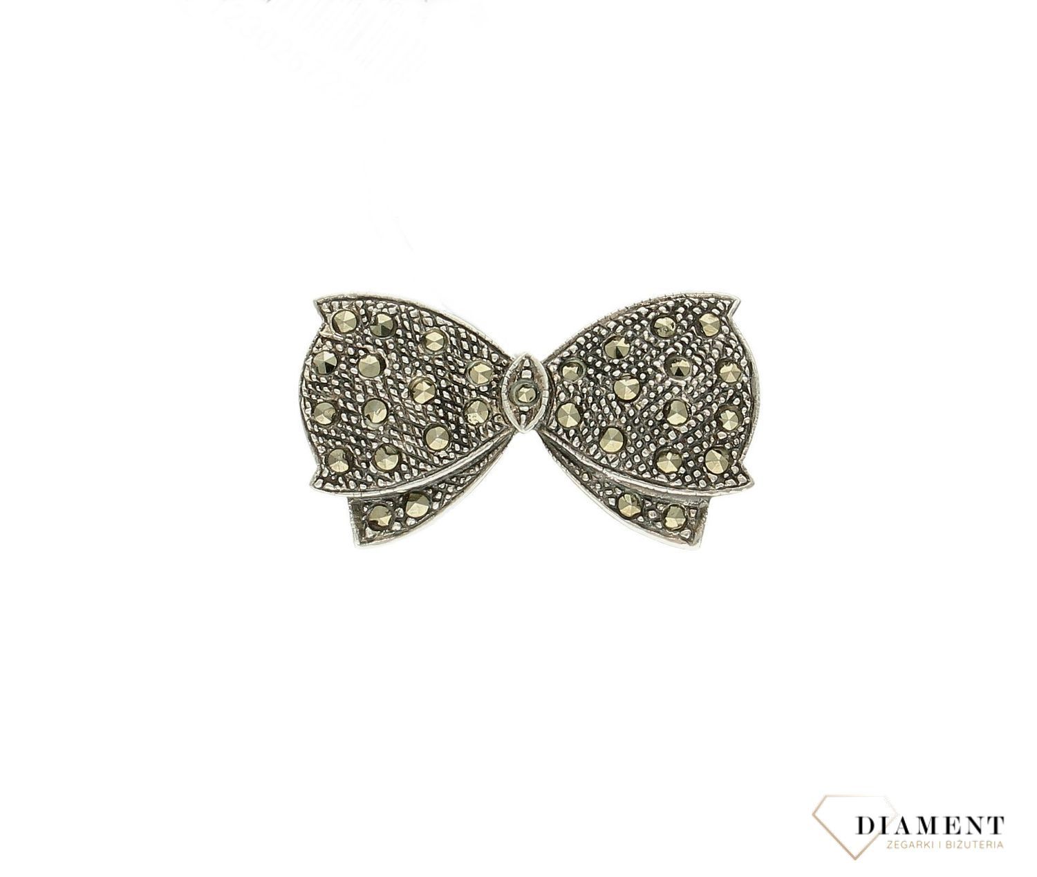 Srebrna broszka w kształcie kokardki DIA-BRO-3943-925. Srebrna broszka w kształcie kokardki to perfekcyjny dodatek, który urozmaici kobiece stylizacje. Element kolekcji, w której główną rolę gra ponadczasowy wzór..jpg