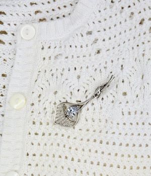 Srebrna broszka w kształcie liścia z cyrkonią DIA-BRO-5750-925. Prezent dla babci. Prezent dla ukochanej mamy. Wyjątkowa srebrna broszka.  (1).JPG