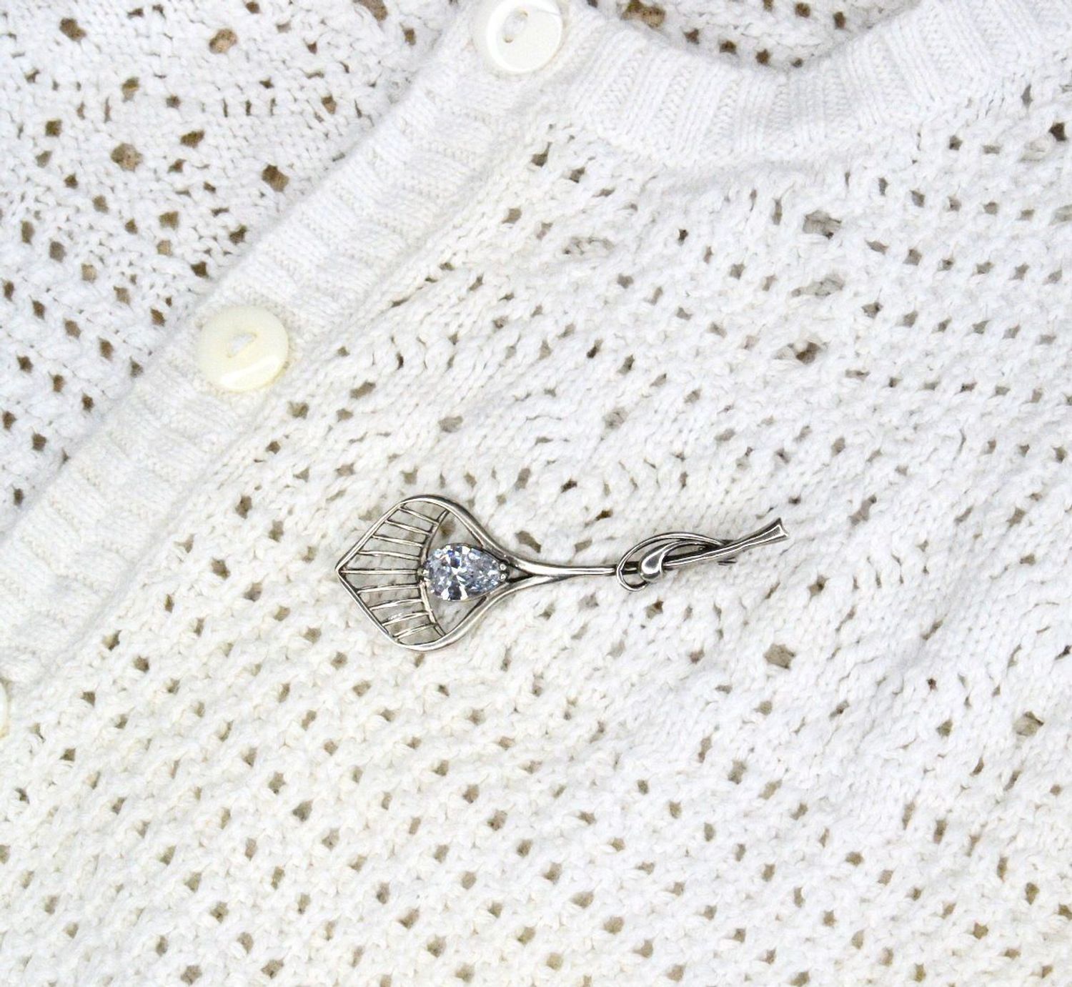 Srebrna broszka w kształcie liścia z cyrkonią DIA-BRO-5750-925h.jpg