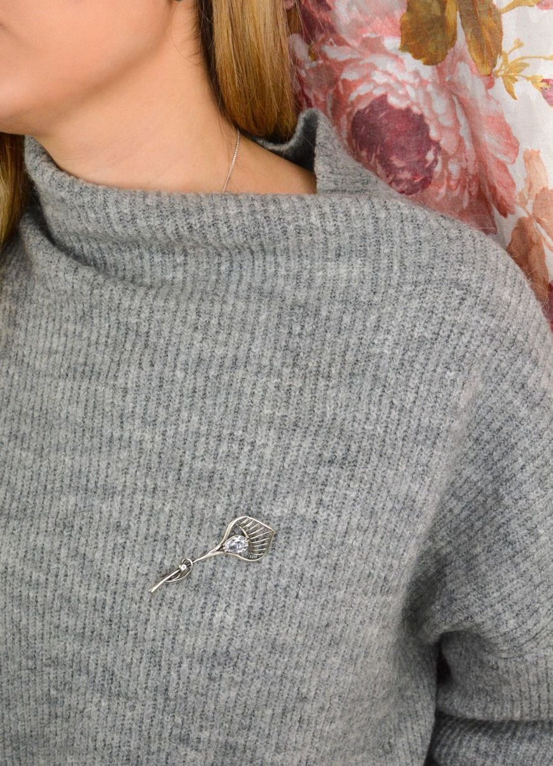 Srebrna broszka w kształcie liścia z cyrkonią DIA-BRO-5750-925h.jpg