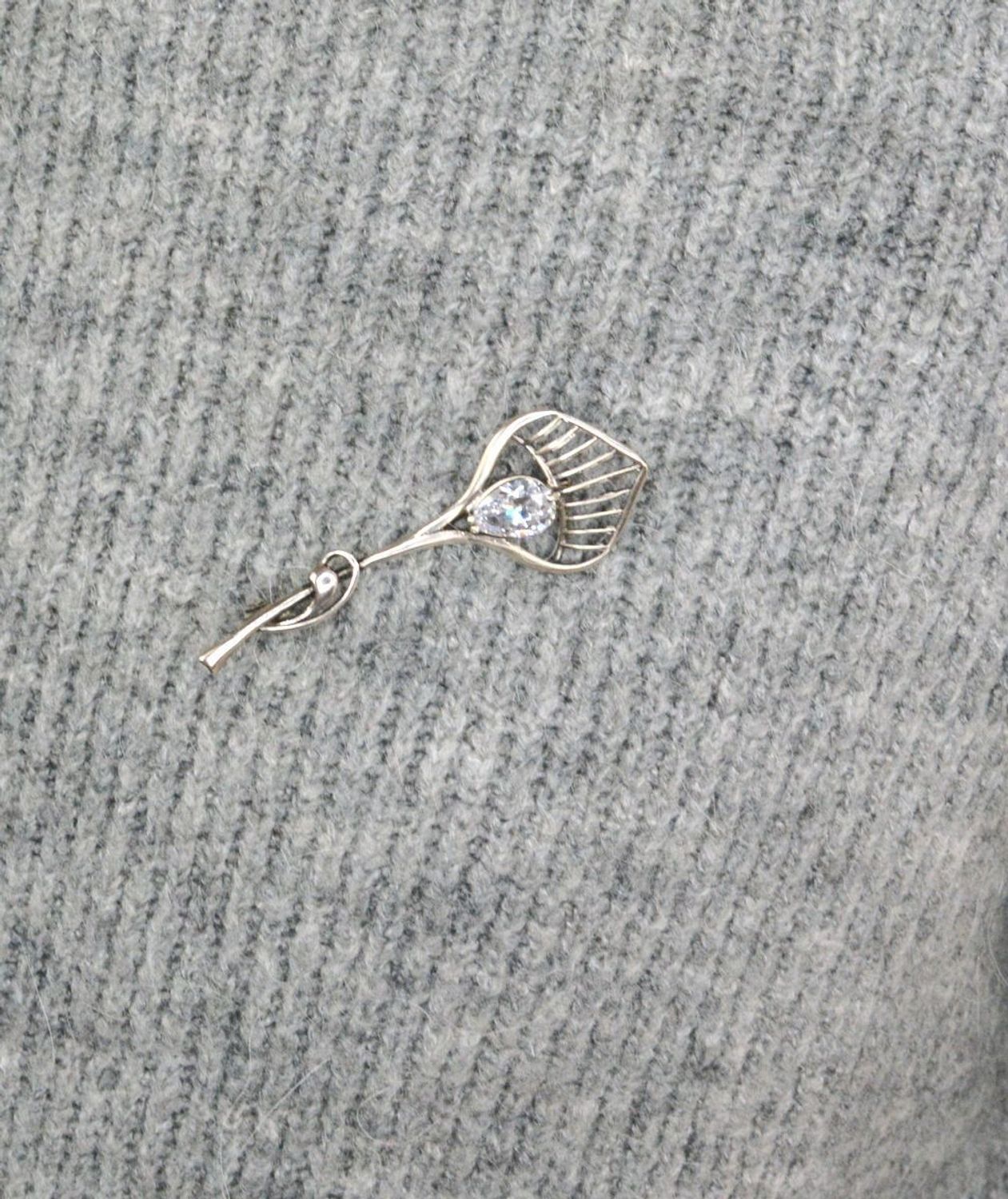 Srebrna broszka w kształcie liścia z cyrkonią DIA-BRO-5750-925h.jpg