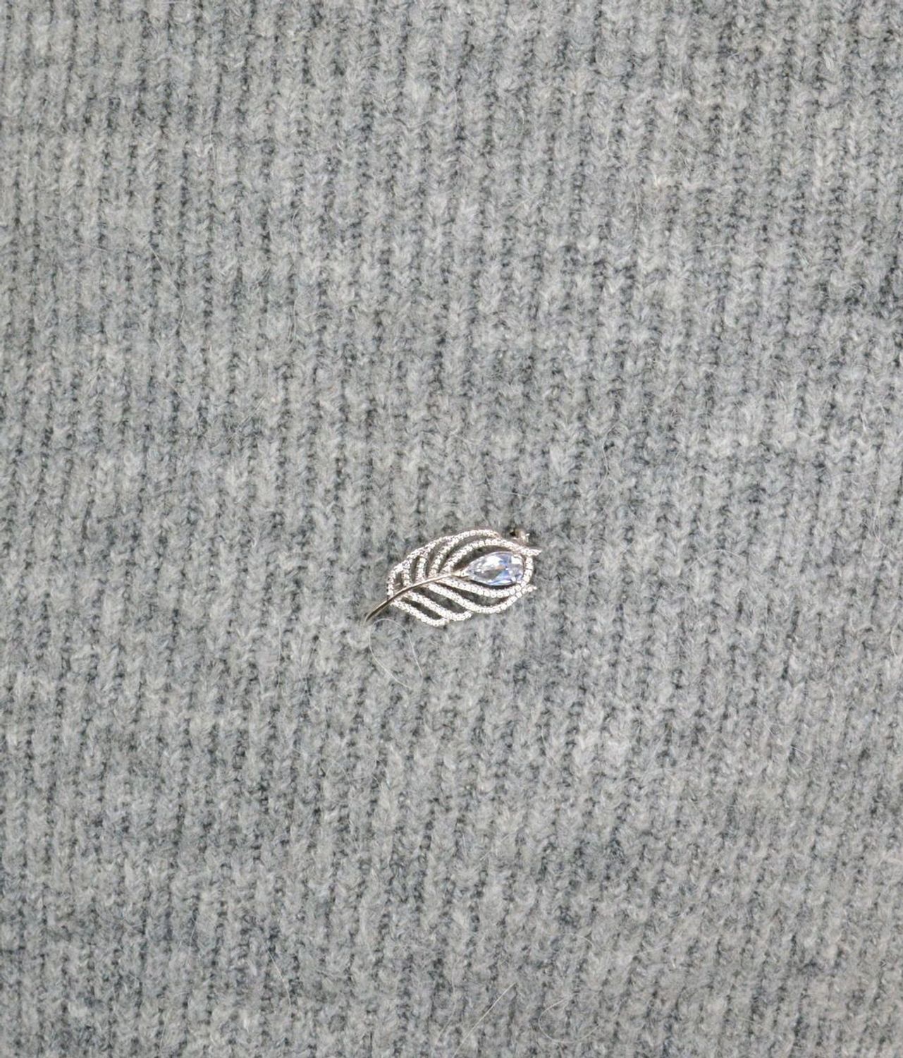 Srebrna broszka w kształcie liścia z białymi kamieniami DIA-BRO-5754-925d.jpg