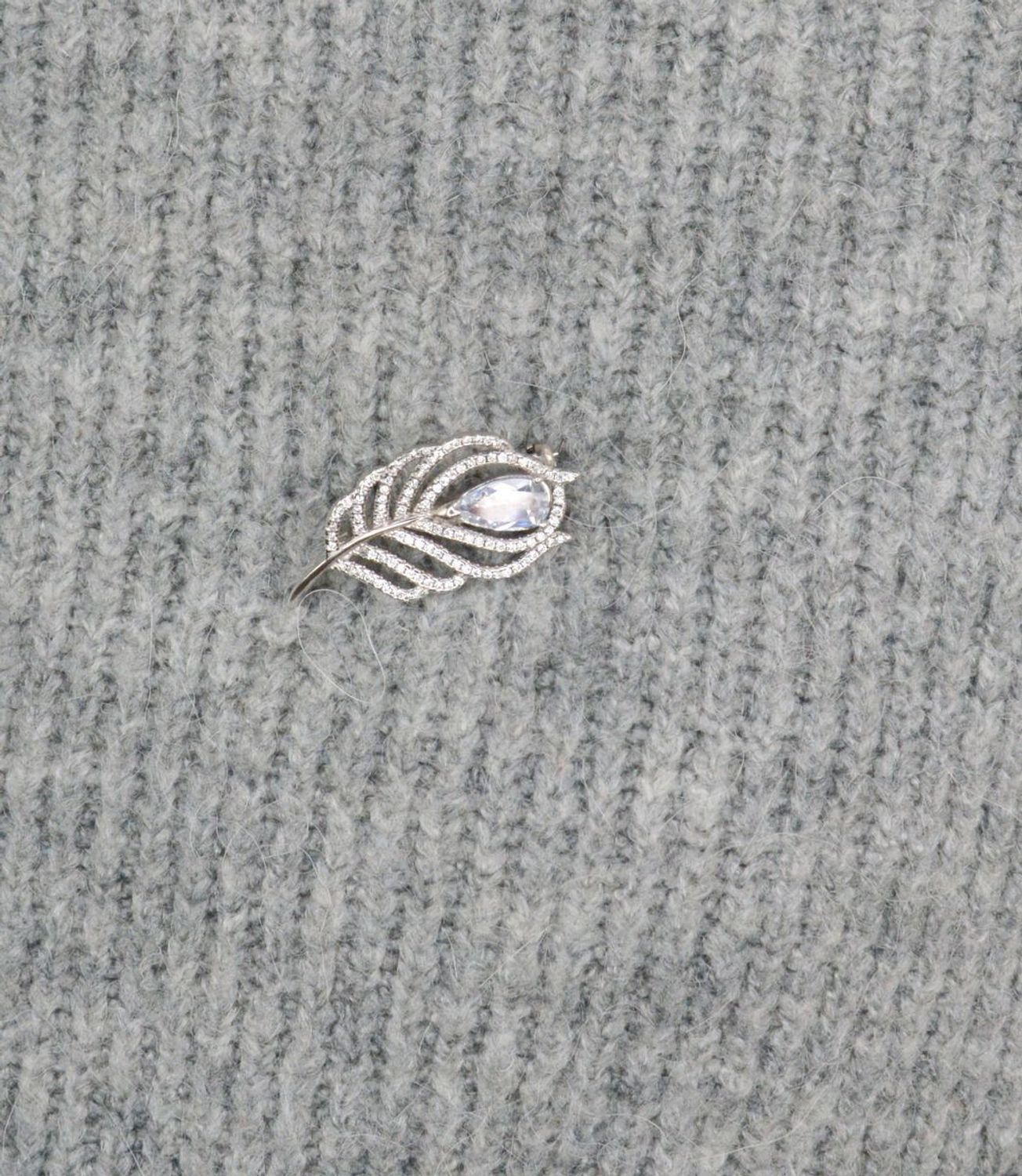 Srebrna broszka w kształcie liścia z białymi kamieniami DIA-BRO-5754-925d.jpg