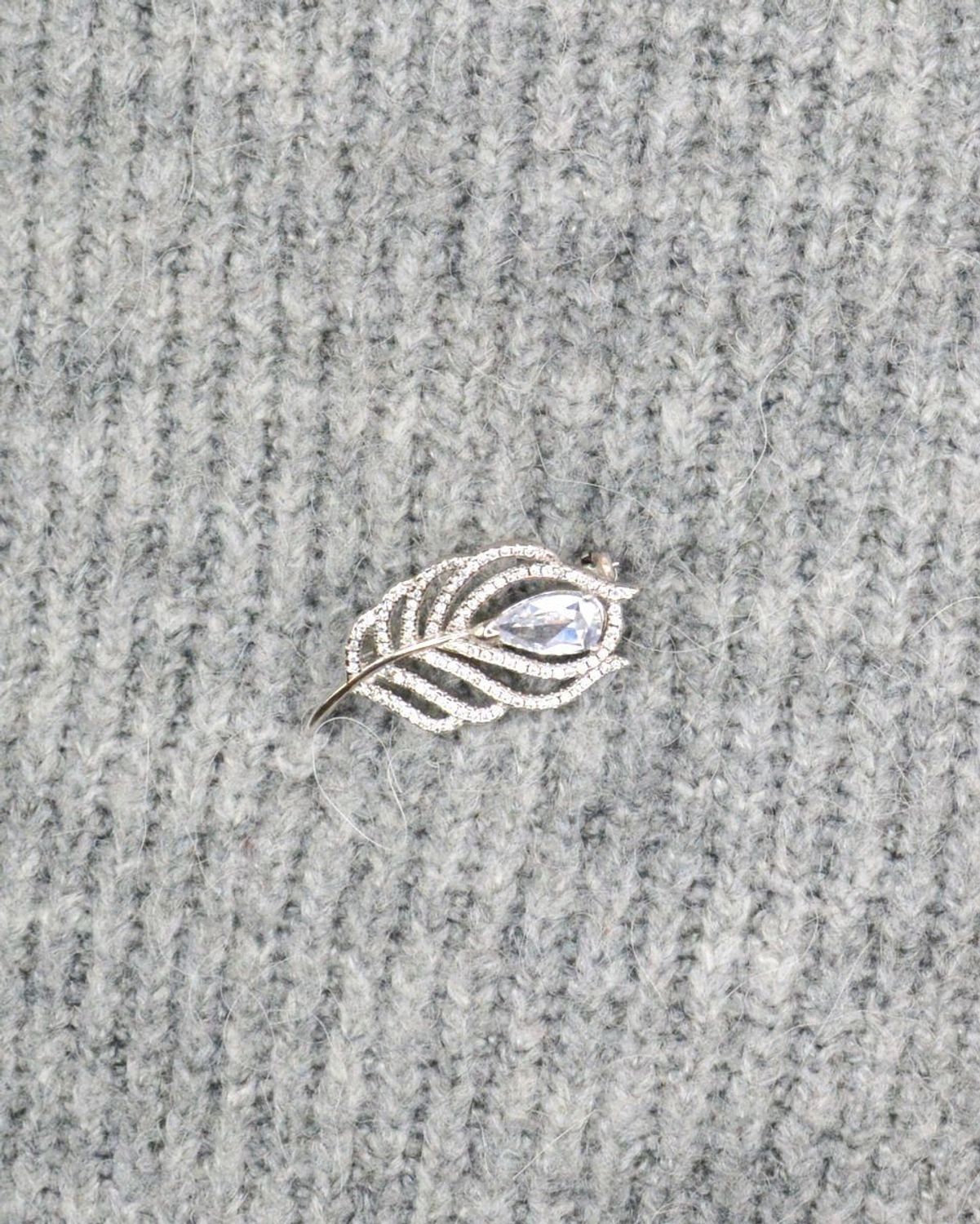 Srebrna broszka w kształcie liścia z białymi kamieniami DIA-BRO-5754-925d.jpg