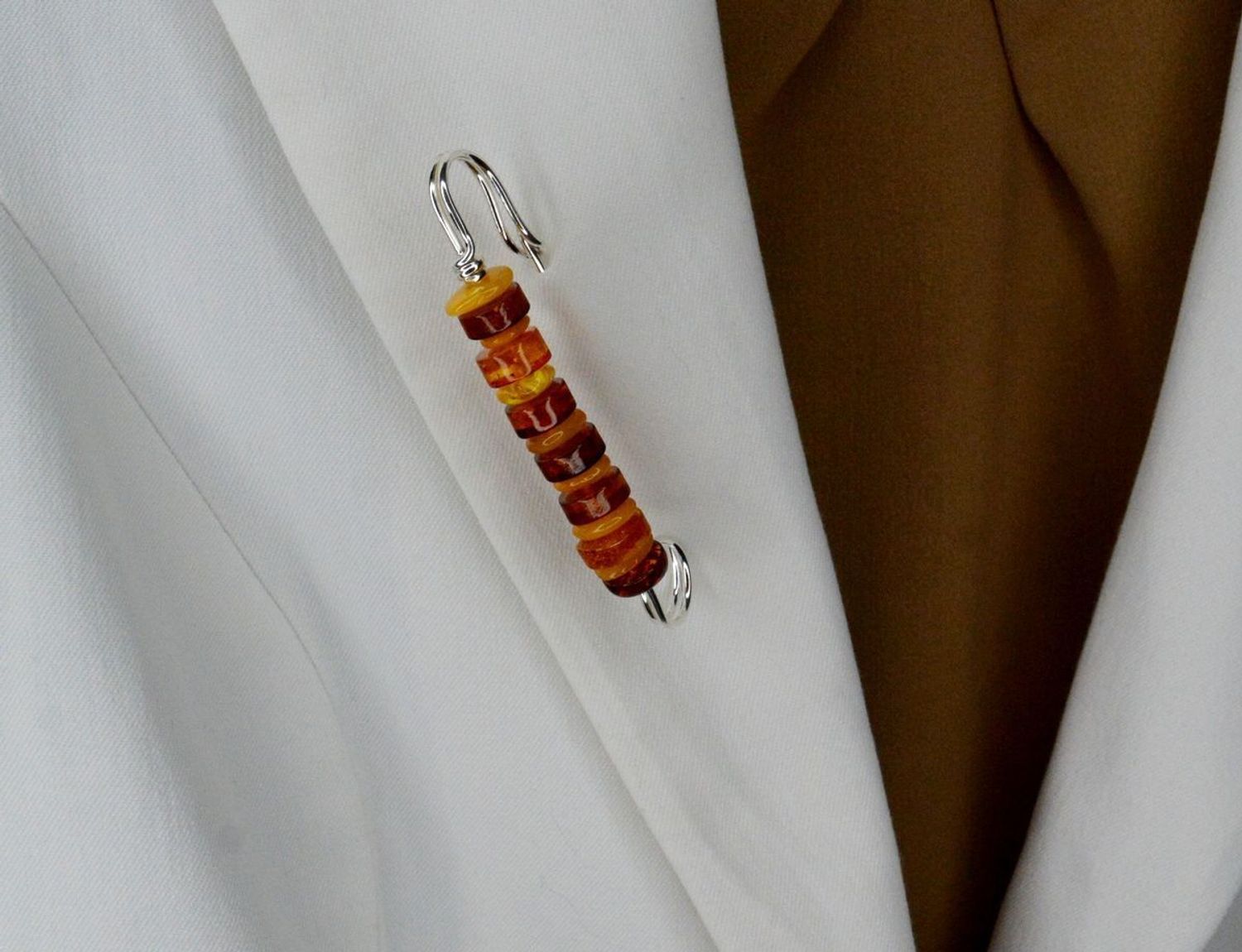 Srebrna broszka z bursztynem bałtyckim DIA-BRO-7042-925. Srebrna broszka z bursztynem. Broszka wykonana jest z najwyższej jakości srebra w próbie 925.  Pomysł na prezent dla bliskiej osoby.jpg