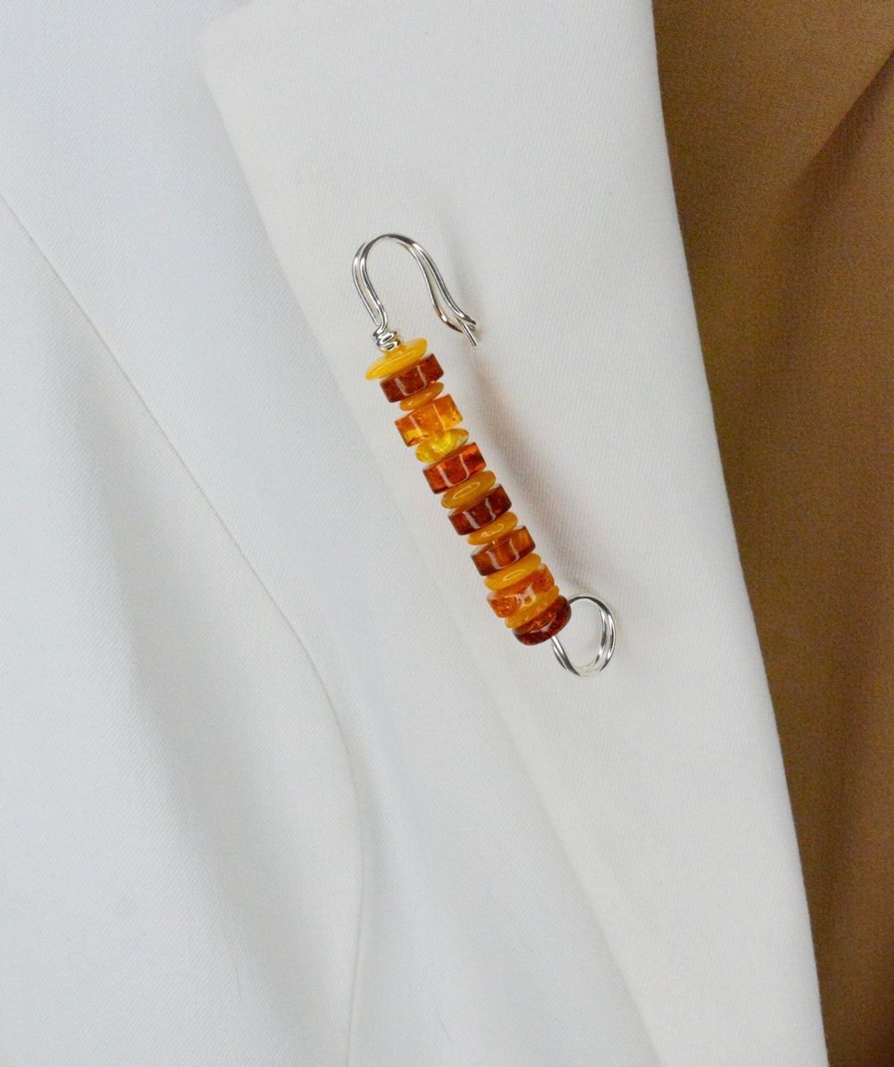 Srebrna broszka z bursztynem bałtyckim DIA-BRO-7042-925. Srebrna broszka z bursztynem. Broszka wykonana jest z najwyższej jakości srebra w próbie 925.  Pomysł na prezent dla bliskiej osoby.jpg