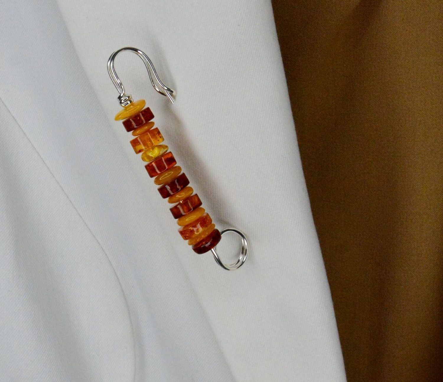 Srebrna broszka z bursztynem bałtyckim DIA-BRO-7042-925. Srebrna broszka z bursztynem. Broszka wykonana jest z najwyższej jakości srebra w próbie 925.  Pomysł na prezent dla bliskiej osoby.jpg