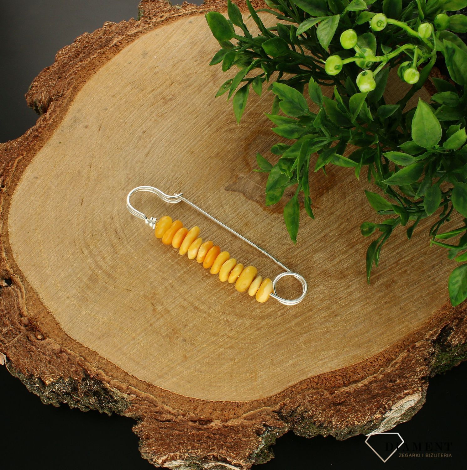 Srebrna broszka z bursztynem DIA-BRO-7043-925. Broszka wykonana jest z najwyższej jakości srebra w próbie 925. Broszki wracają w pięknym stylu i dają się nosić na wiele różnych sposobów (2).jpg