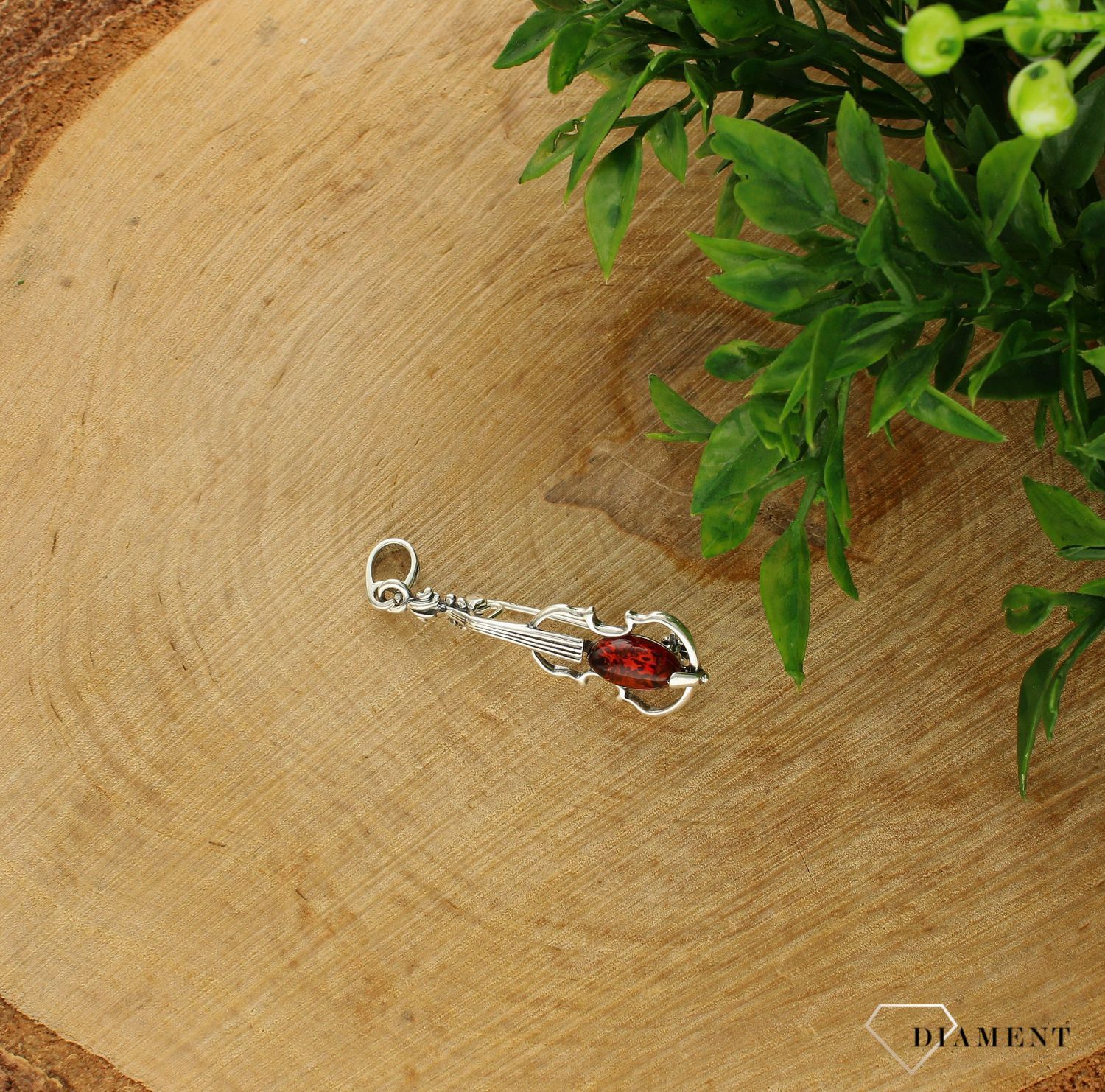 Srebrna broszka w kształcie skrzypiec z bursztynem DIA-BRO-7058-925. Broszka z możliwością zawieszenia na łańcuszek. Broszkę można zestawić z pozostałą biżuterią i tworzyć modne sety (1).jpg