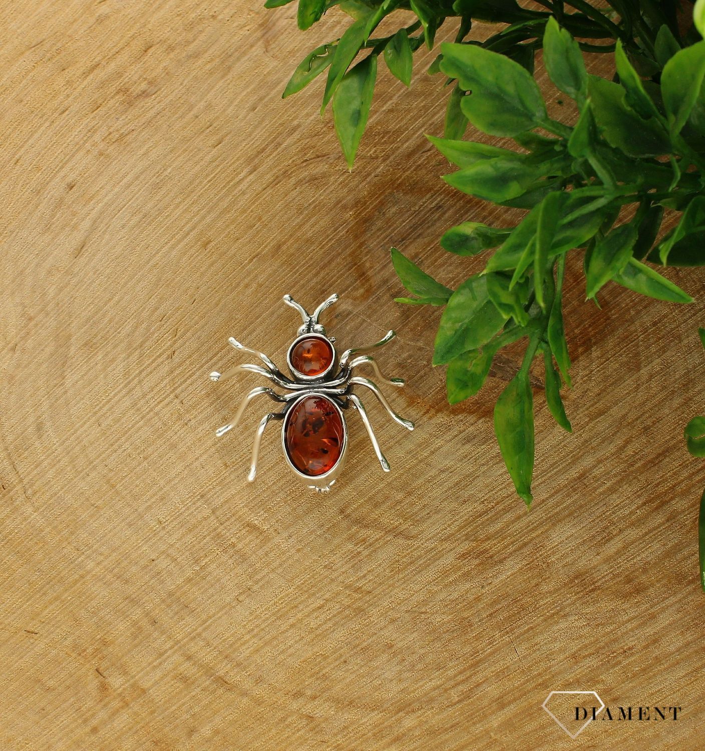 Broszka w kształcie pająka z bursztynem DIA-BRO-7059-925. Broszka wykonana jest z najwyższej jakości srebra w próbie 925. Element kolekcji, w której główną rolę gra ponadczasowy wzór (2).jpg