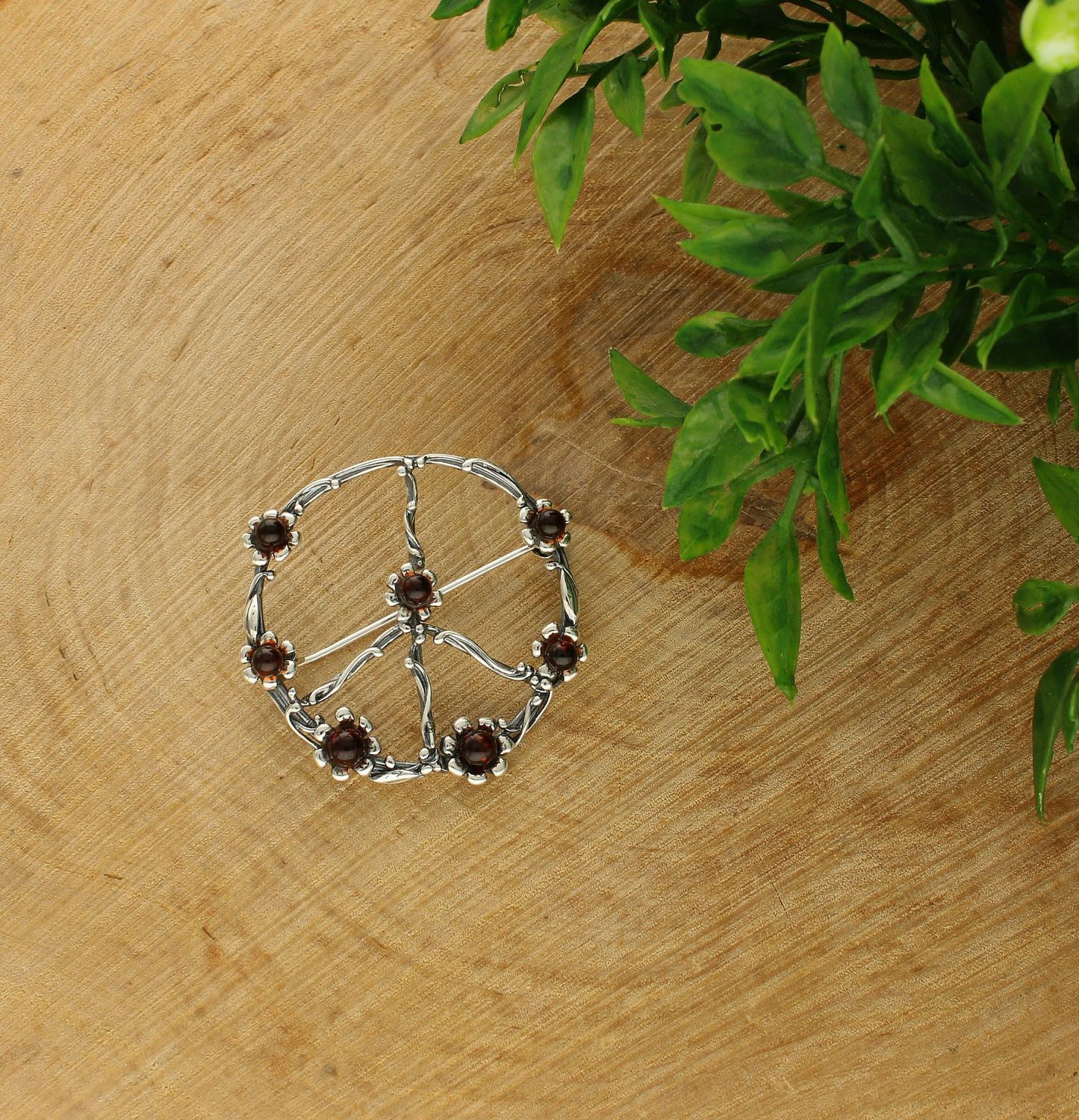 Srebrna broszka w kształcie pacyfy z bursztynem DIA-BRO-7061-925. Broszka wykonana jest z najwyższej jakości srebra w próbie 925. Broszki wracają w pięknym stylu i dają się nosić na wiele różnych sposobów (1).jpg