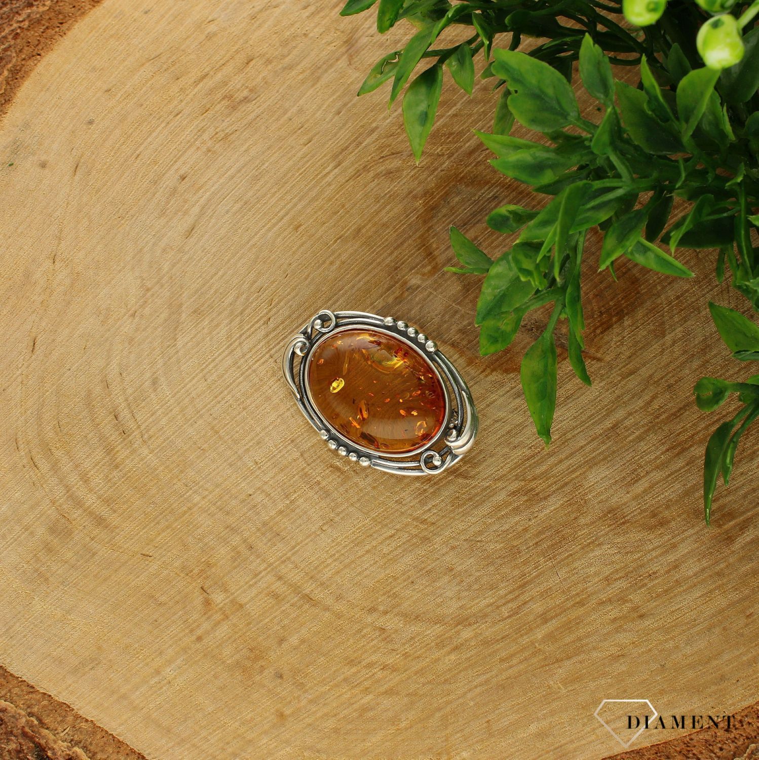 Srebrna broszka  w owalnym kształcie z bursztynem DIA-BRO-7062-925. Broszka wykonana jest z najwyższej jakości srebra w próbie 925.  Broszki wracają w pięknym stylu i dają się nosić na wiele różnych sposobów (1).jpg