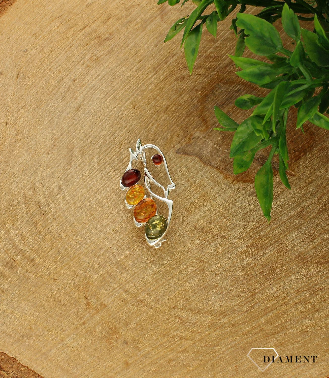 Broszka w kształcie liścia z wielokolorowym bursztynem DIA-BRO-7063-925. Element kolekcji, w której główną rolę gra ponadczasowy wzór. Srebro jest kruszcem wprost uwielbianym przez kobiety (2).jpg