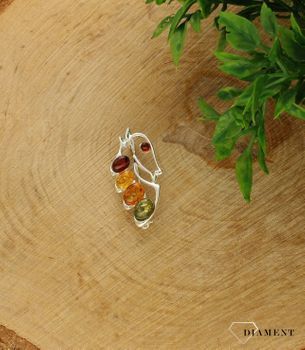 Broszka w kształcie liścia z wielokolorowym bursztynem DIA-BRO-7063-925. Element kolekcji, w której główną rolę gra ponadczasowy wzór. Srebro jest kruszcem wprost uwielbianym przez kobiety (1).jpg
