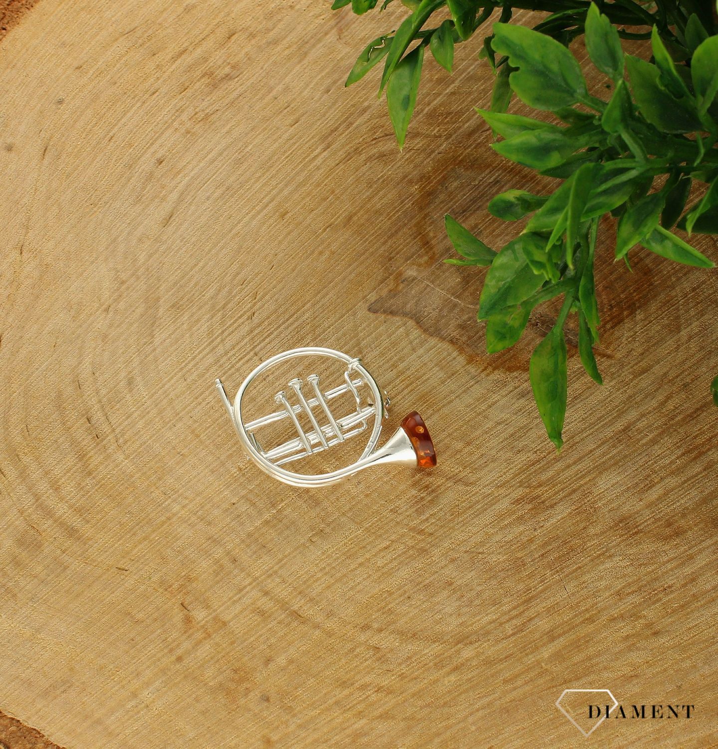 Srebrna broszka w kształcie instrumentu muzycznego z bursztynem DIA-BRO-7064-925.  Broszkę można zestawić z pozostałą biżuterią i tworzyć modne sety. Biżuteria dostępna w naszym sklepie to połączenie klasy, stylu oraz elegan.jpg