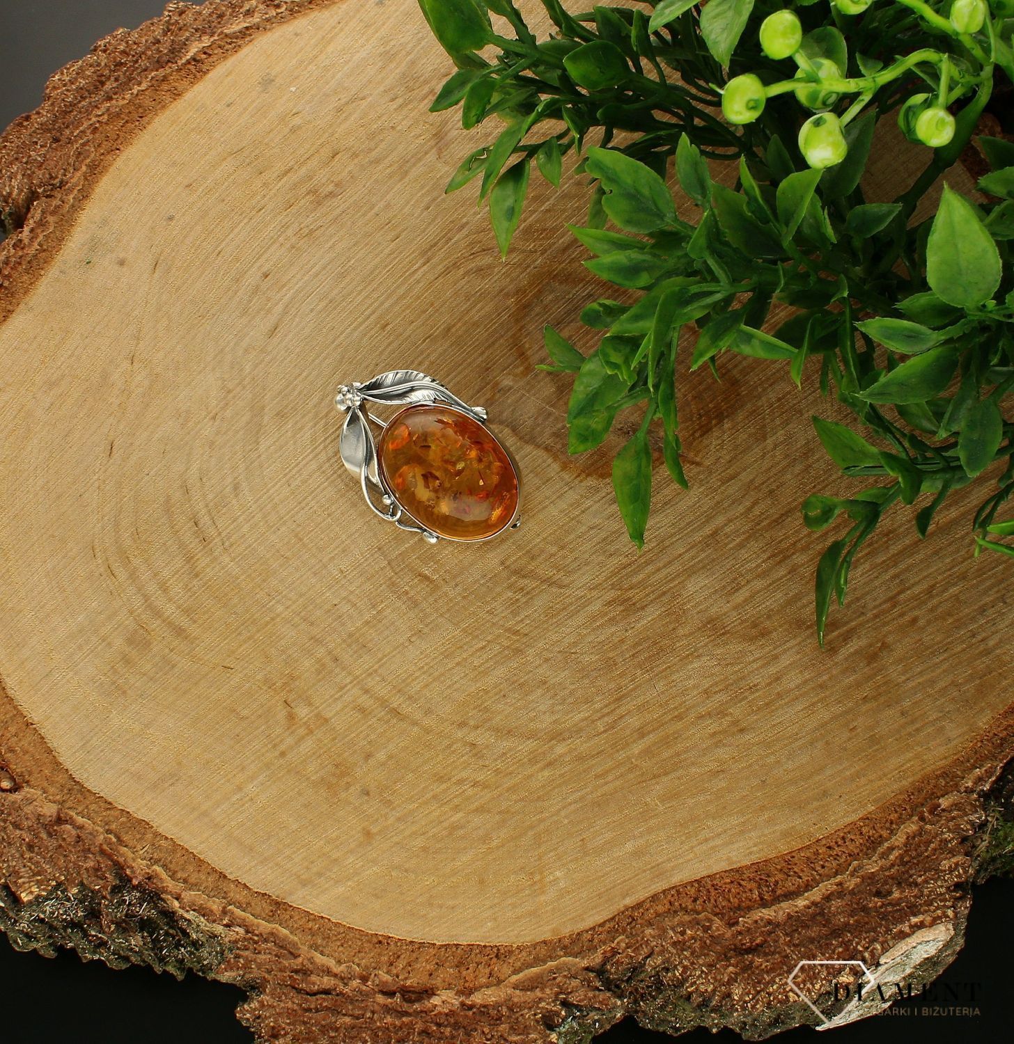 Srebrna broszka w owalnym kształcie z bursztynem DIA-BRO-7065-925.  Broszka wykonana jest z najwyższej jakości srebra w próbie 925. Broszki wracają w pięknym stylu i dają się nosić na wiele różnych sposobów (2).jpg