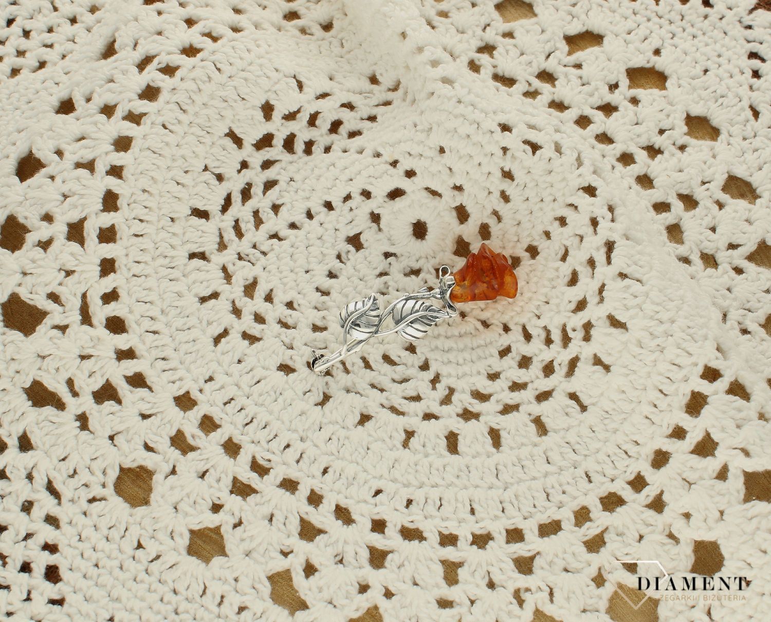 Srebrna broszka delikatna różyczka z bursztynem DIA-BRO-9924-925ds.jpg