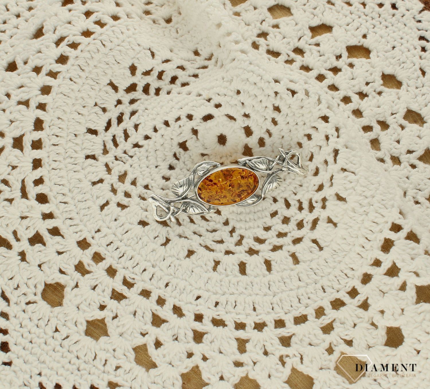 Srebrna broszka o podłużnym kształcie z owalnym bursztynem DIA-BRO-9925-925df.jpg