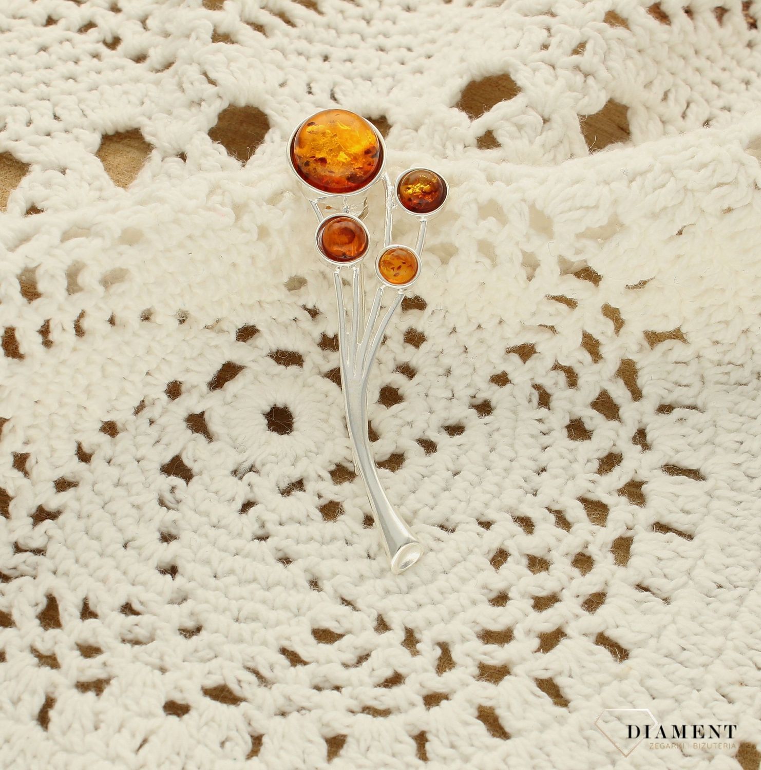 Srebrna broszka damska z koniakowym bursztynem DIA-BRO-9929-925. Srebrna broszka damska. Srebrna broszka idealna na prezent dla mamy, babci. Srebrna broszka z kamieniem. Srebrna broszka z bursztynem (3).jpg