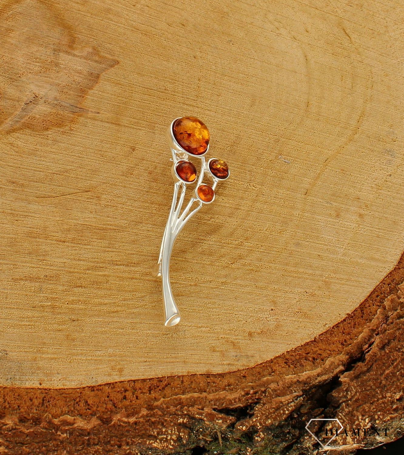 Srebrna broszka damska z koniakowym bursztynem DIA-BRO-9929-925. Srebrna broszka damska. Srebrna broszka idealna na prezent dla mamy, babci. Srebrna broszka z kamieniem. Srebrna broszka z bursztynem (3).jpg
