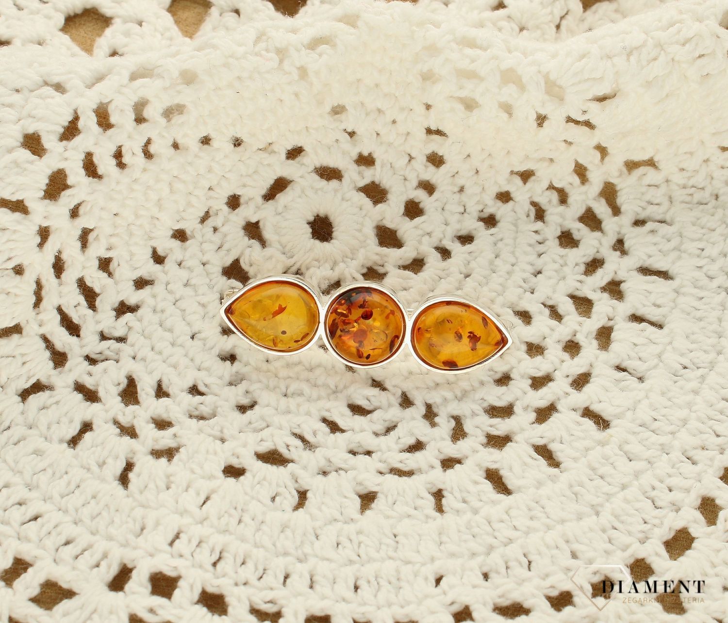 Srebrna broszka damska z koniakowym bursztynem DIA-BRO-9930-925. Srebrna broszka damska. Srebrna broszka idealna na prezent dla mamy, babci. Srebrna broszka z kamieniem. Srebrna broszka z bursztynem (3).jpg