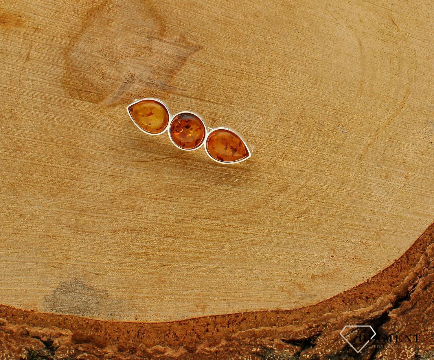 Srebrna broszka damska z koniakowym bursztynem DIA-BRO-9930-925. Srebrna broszka damska. Srebrna broszka idealna na prezent dla mamy, babci. Srebrna broszka z kamieniem. Srebrna broszka z bursztynem (3).jpg