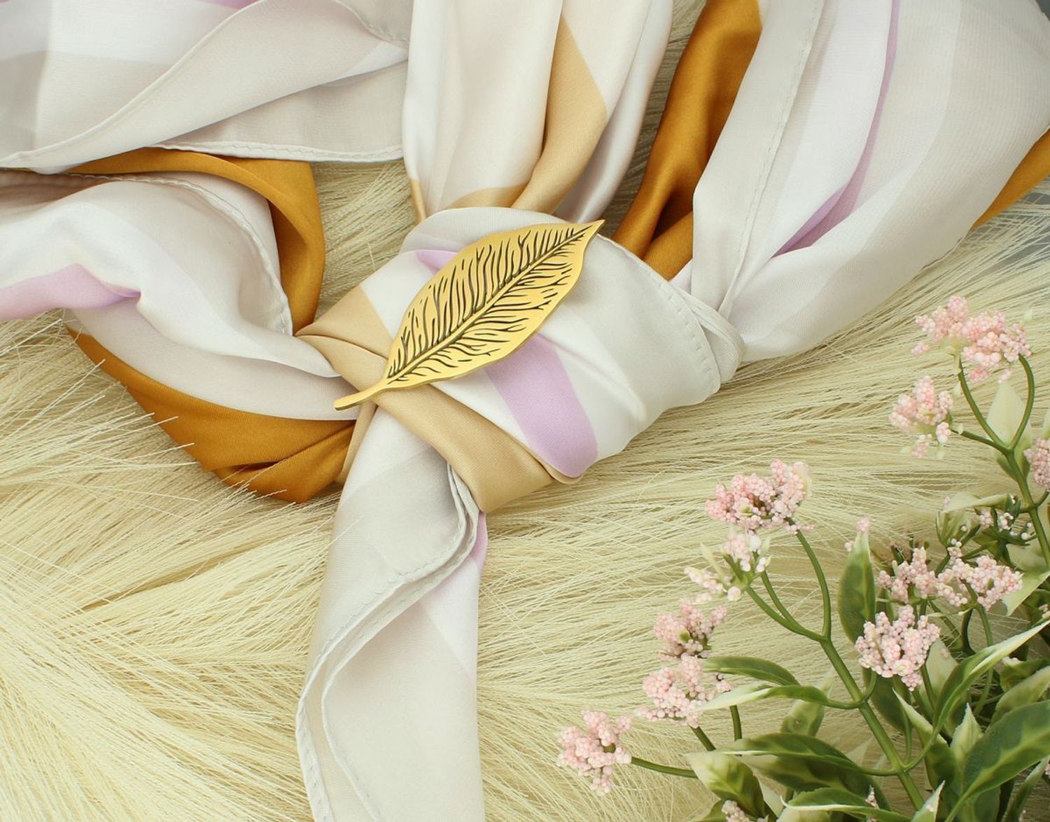 Broszka stalowa pozłacana liść DIA-BRO-BR011628-STAL Stalowa broszka w formie liścia, to świetny dodatek, który urozmaici kobiece stylizacje. 1.jpg