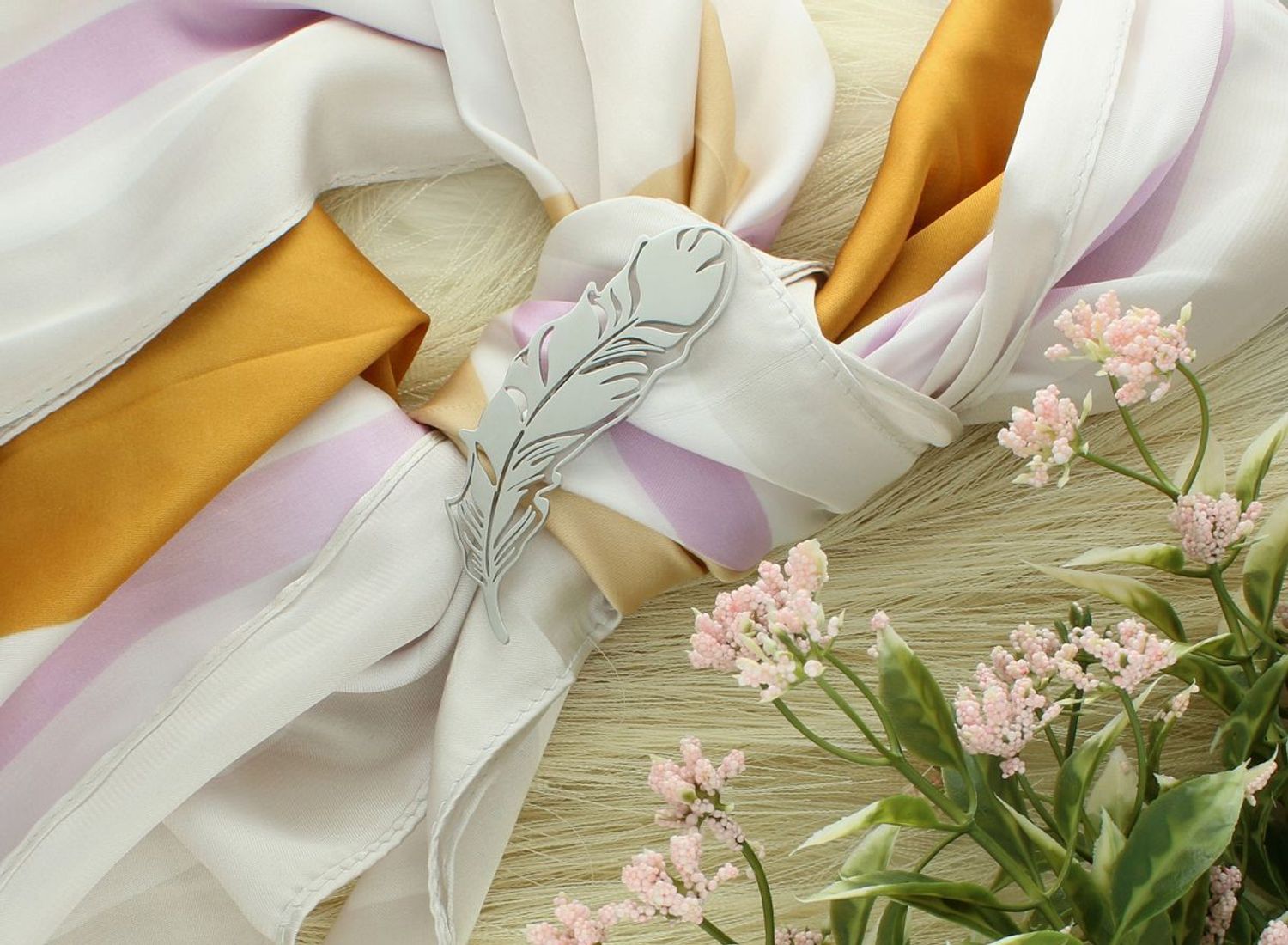 Broszka stalowa liść DIA-BRO-BR101426-STAL Srebrna broszka w formie liścia, to świetny dodatek, który urozmaici kobiece stylizacje. Element kolekcji, w której główną rolę gra ponadczasowy wzór. 1.jpg