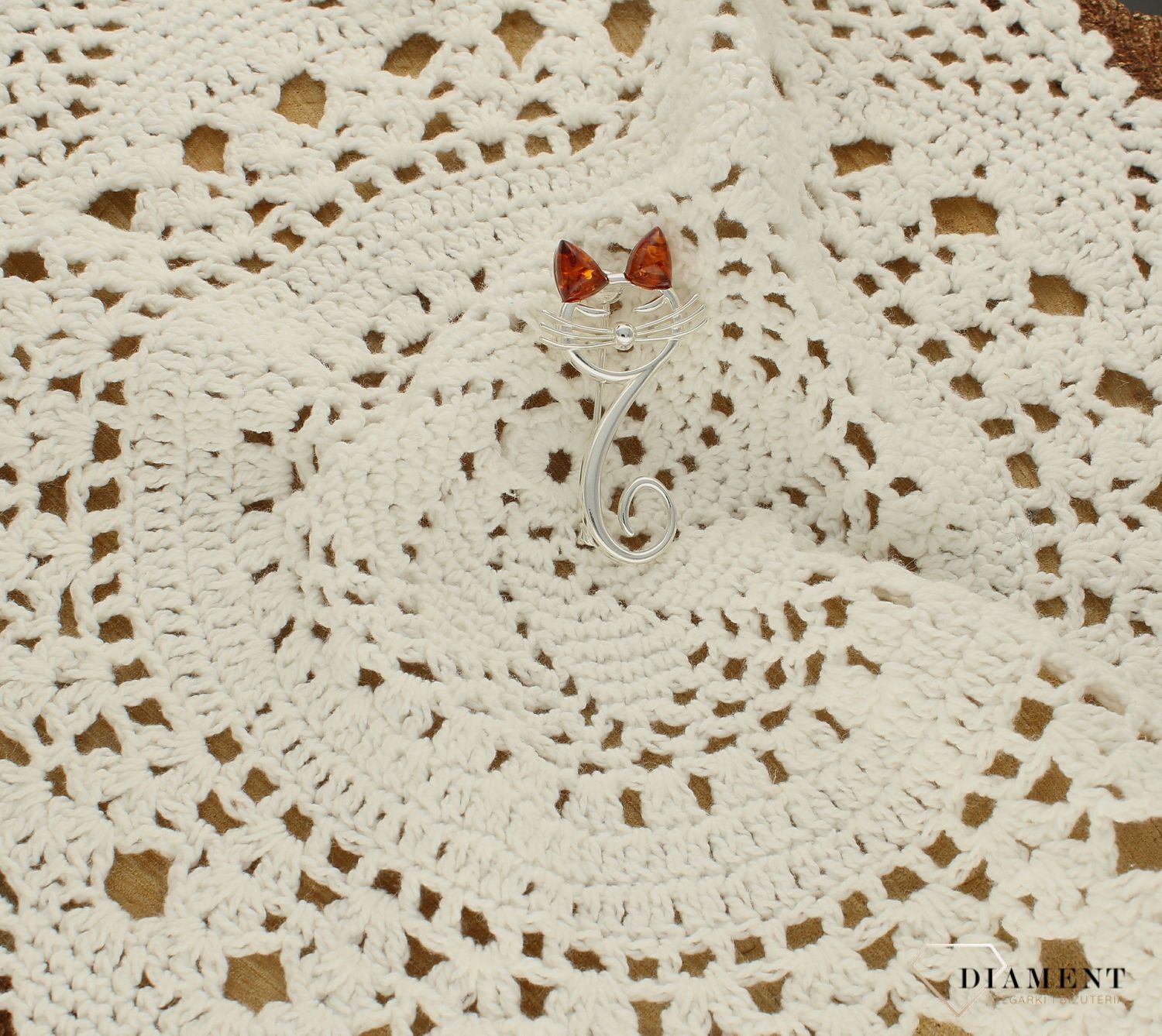 Srebrna broszka damska Urocza Kotka Srebro i Bursztyn Bałtycki DIA-BRO-KOTKA-925dds.jpg