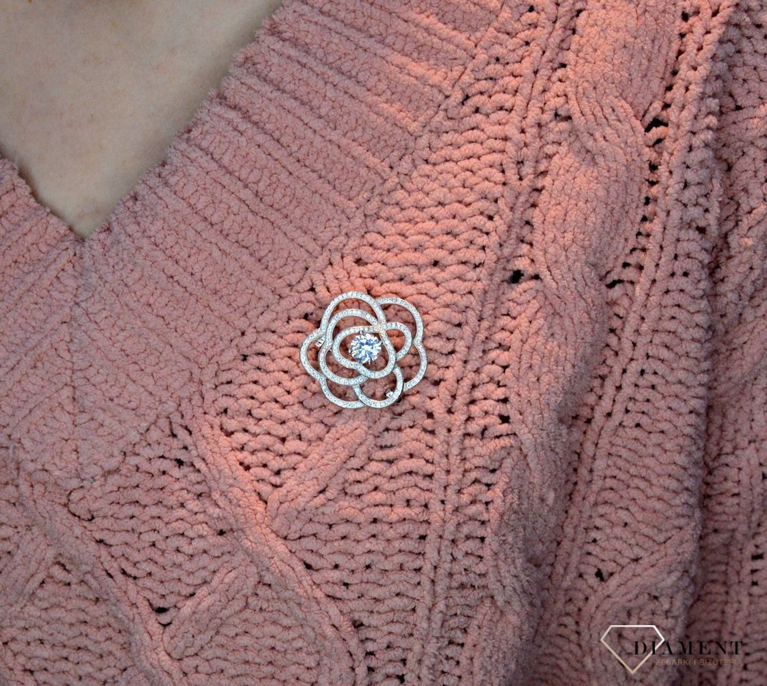 Srebrna broszka 925 'Błyszcząca róża' DIA-BRO-MVP-0066RD-925.. Zjawiskowa broszka sprawi, że nasza stylizacja nabierze stylu i wyrazistości. Broszkę można zestawić z pozostałą biżuterią i tworzyć modne sety. Broszka idealna n.jpg