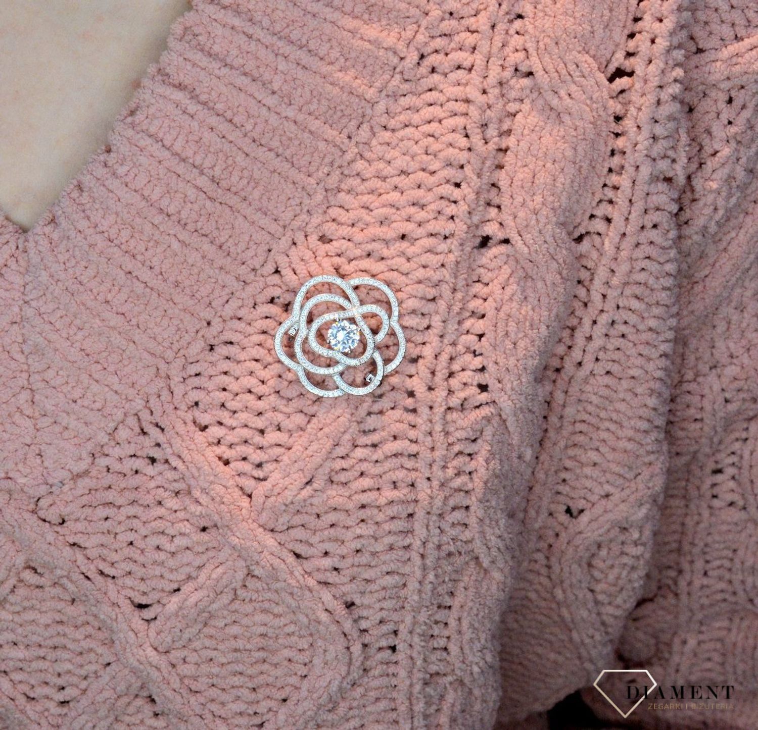 Srebrna broszka 925 'Błyszcząca róża' DIA-BRO-MVP-0066RD-925.. Zjawiskowa broszka sprawi, że nasza stylizacja nabierze stylu i wyrazistości. Broszkę można zestawić z pozostałą biżuterią i tworzyć modne sety. Broszka idealna n.jpg