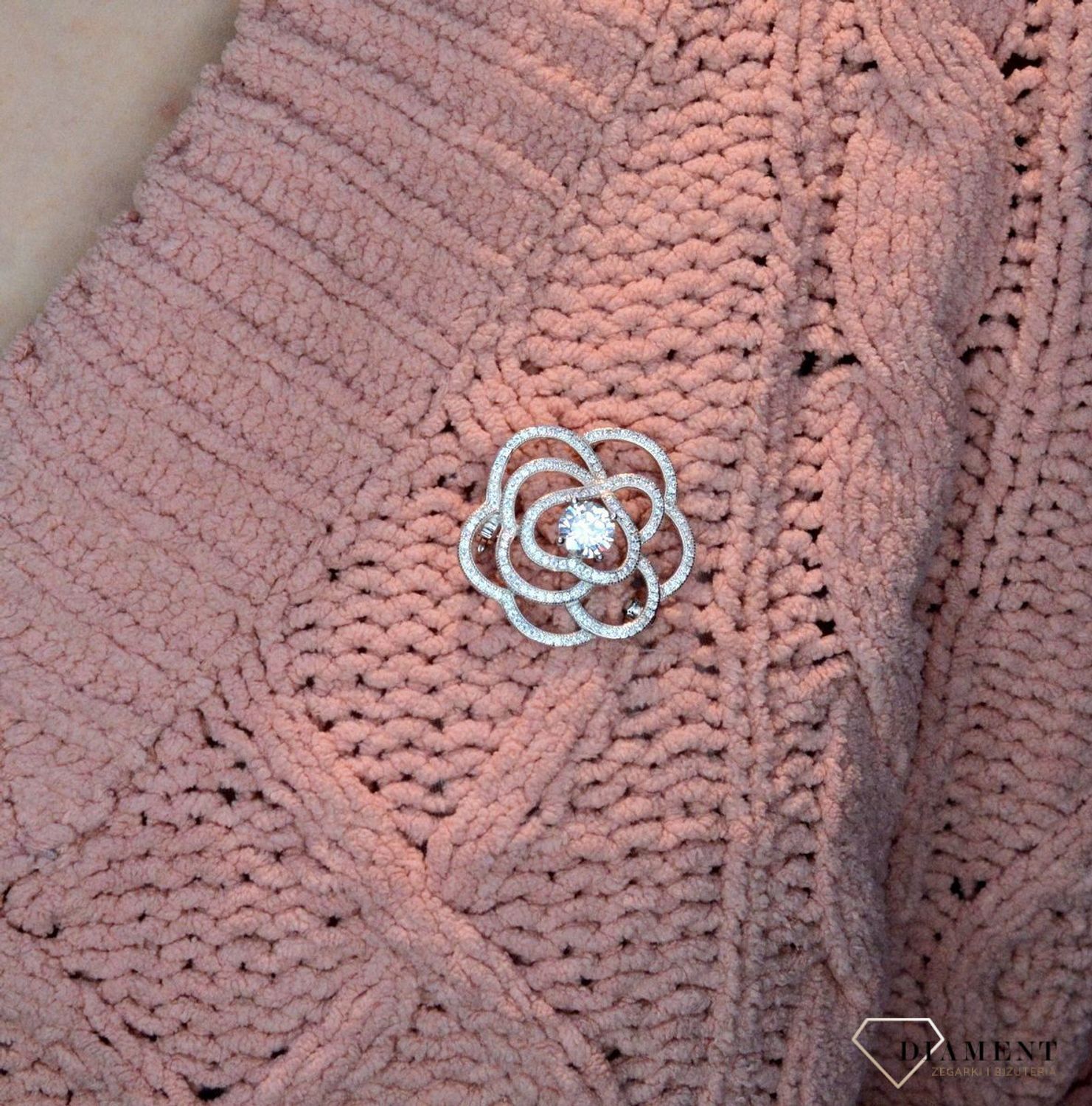 Srebrna broszka 925 'Błyszcząca róża' DIA-BRO-MVP-0066RD-925.. Zjawiskowa broszka sprawi, że nasza stylizacja nabierze stylu i wyrazistości. Broszkę można zestawić z pozostałą biżuterią i tworzyć modne sety. Broszka idealna n.jpg