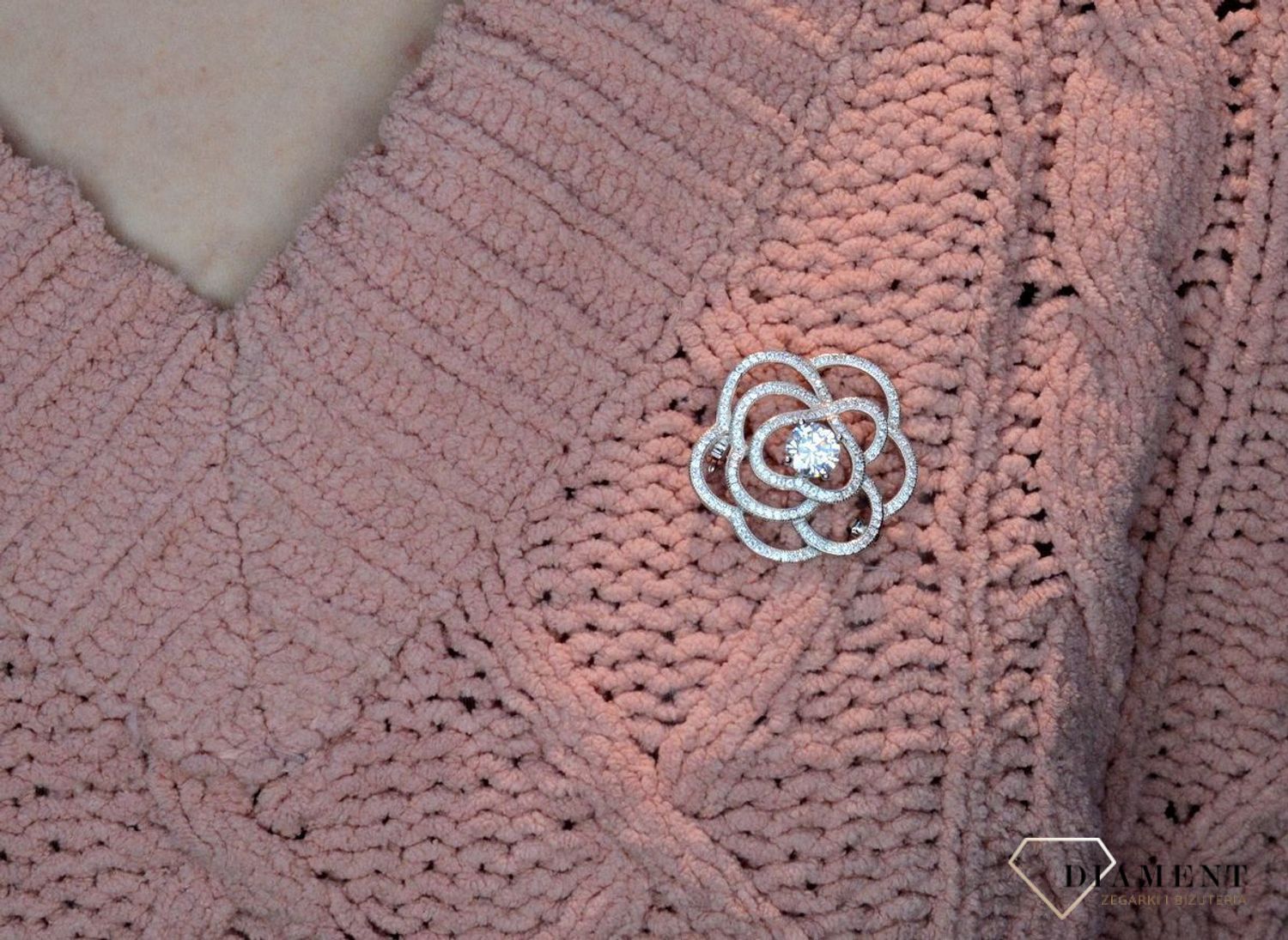 Srebrna broszka 925 'Błyszcząca róża' DIA-BRO-MVP-0066RD-925.. Zjawiskowa broszka sprawi, że nasza stylizacja nabierze stylu i wyrazistości. Broszkę można zestawić z pozostałą biżuterią i tworzyć modne sety. Broszka idealna n.jpg