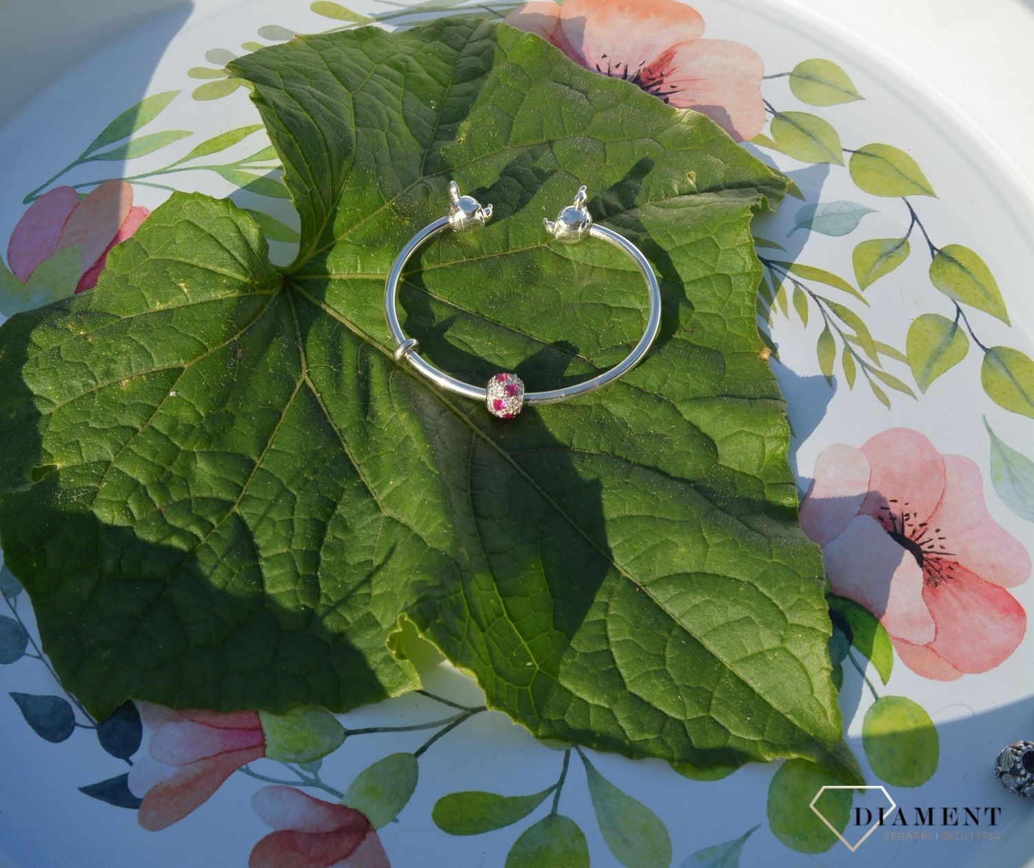 Charms Moments Czerwone Oczka Pave.jpg