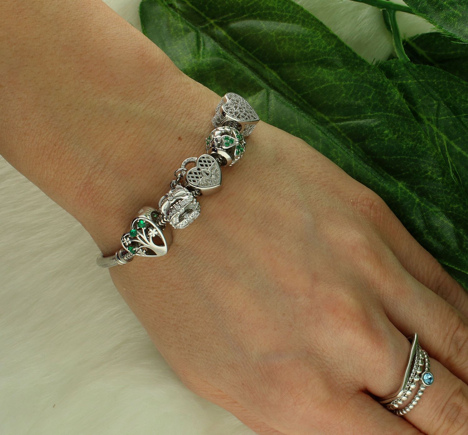 Charms Moments srebrny 925 okrągły z zielonymi cyrkoniami DIA-CHA-11165-925.jpg