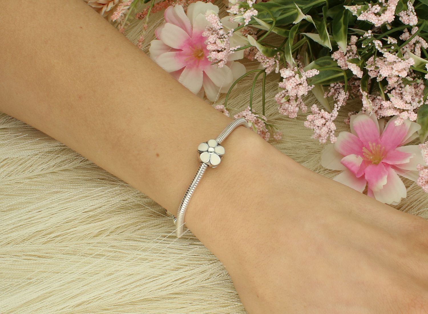 Charms klips biały kwiat srebro 925, DIA-CHA-11906-925 Klips do bransoletek typu Pandora srebro 925. Modny charms do bransoletki ozdobny klips. Ponadczasowa biżuteria w formie charmsów do 1.jpg