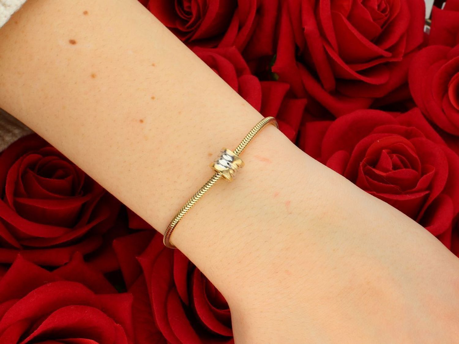 Charms złoty BULGARI na bransoletkę typu Pandorka próba 585, DIA-CHA-12930-585 to wyjątkowy dodatek, który z łatwością doda charakteru Twojej biżuterii.1.jpg