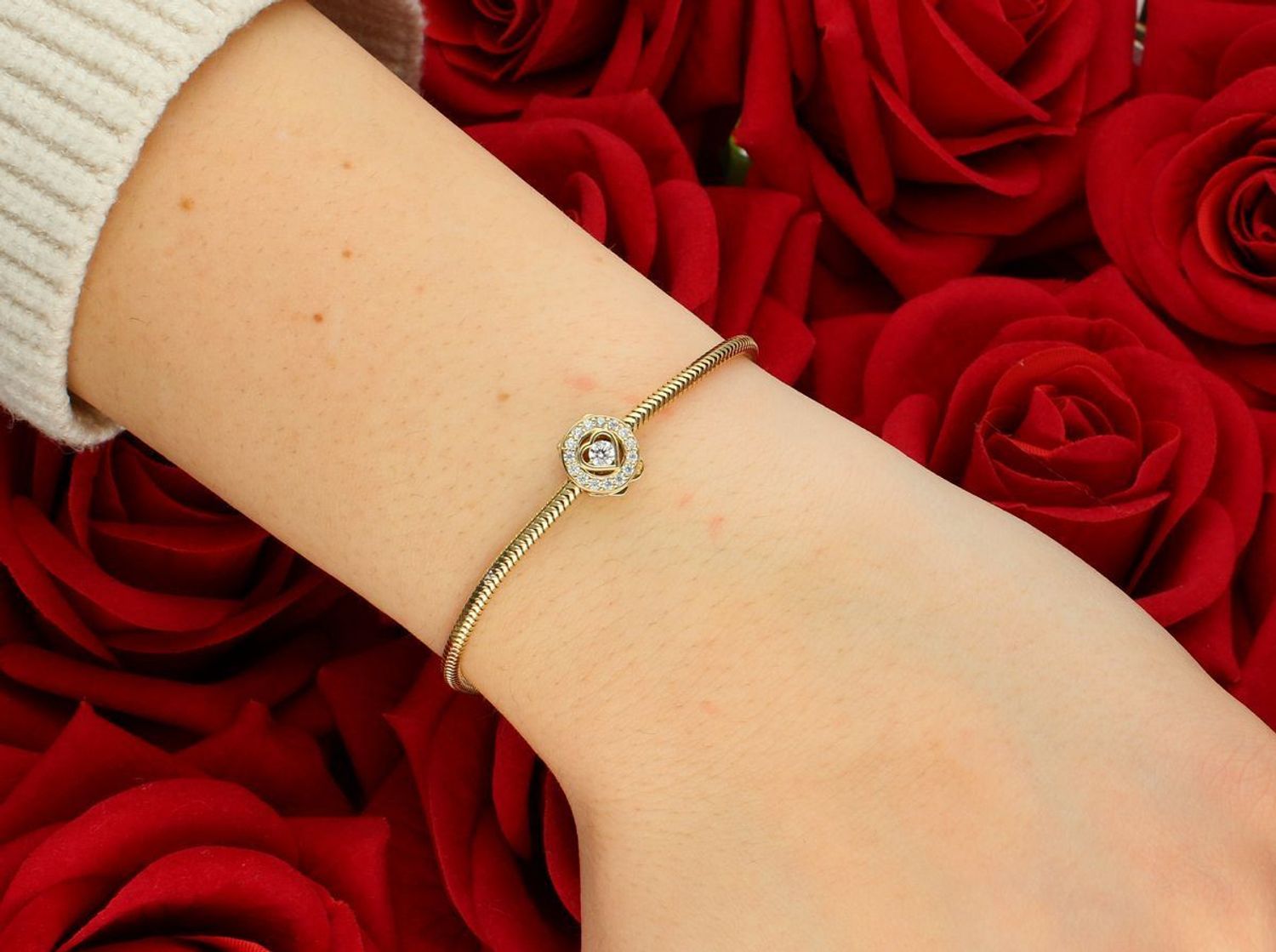 Charms klips złoty próba 585, ozdobiony serduszkiem i cyrkoniami DIA-CHA-12934-585 Charms klips złoty próba 585, ozdobiony serduszkiem i cyrkoniami, to doskonały wybór dla osób poszukujących 1.jpg