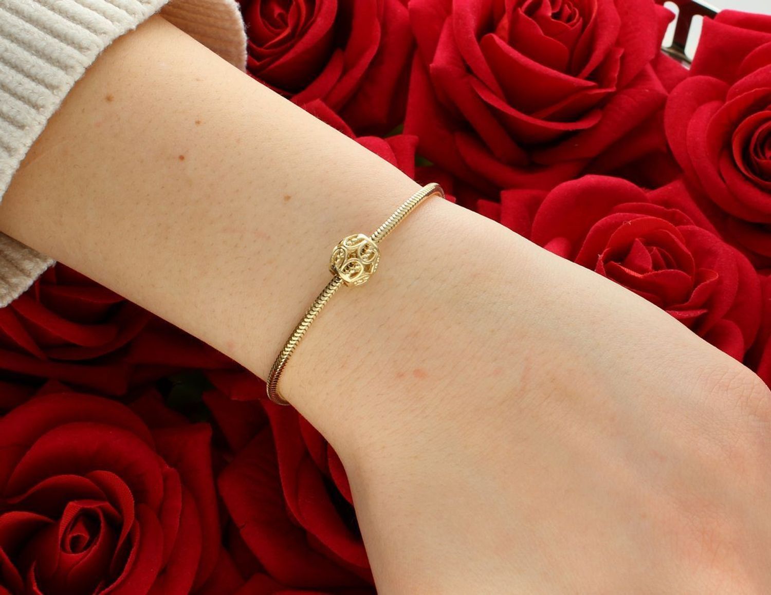 Charms złoty ażurowy próba 585 typy Pandorka DIA-CHA-12936-585 to wyjątkowy dodatek, który z pewnością przyciągnie uwagę miłośniczek biżuterii o subtelnym.jpg