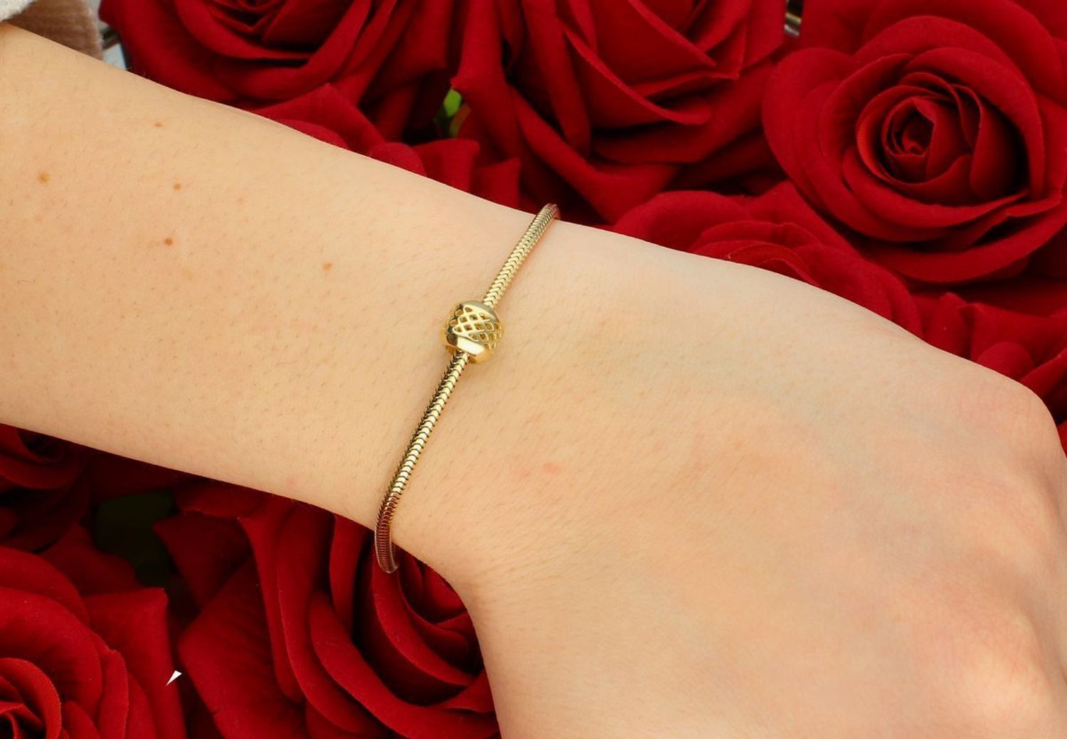 Charms złoty typu Pandora próba 585 ażurowy, DIA-CHA-12939-585 Charms złoty typu Pandora próba 585 to wyjątkowy element biżuterii, który idealnie pasuje do bransoletek lub naszyjników tego typu..jpg