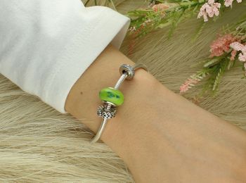 Srebrny charms próby 925 z zielonym szkłem Murano – model DIA-CHA-12983-925. Stylowy i lekki dodatek do bransoletki modułowej, pasuje do Pandora i innych systemów.3.jpg