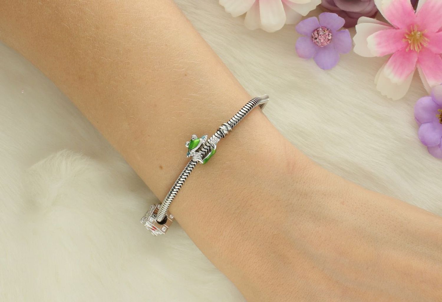 charms żaba, charms żabka, zawieszka żaba srebrna, charms z emalią, DIA-CHA-13187-925, charms Ag 925, biżuteria wesoła, charms natura, prezent z humorem, srebro rodowane1.jpg