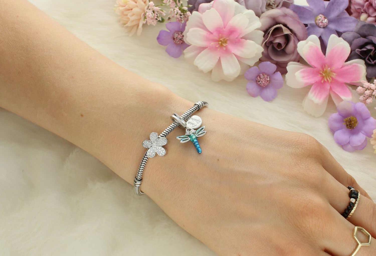 Zawieszka charms Ważka z niebieskimi skrzydłami i napisem „Free Spirit”. Srebro Ag 925, cyrkonie, symbol wolności i lekkości. Idealna do bransoletek modułowych!1.jpg