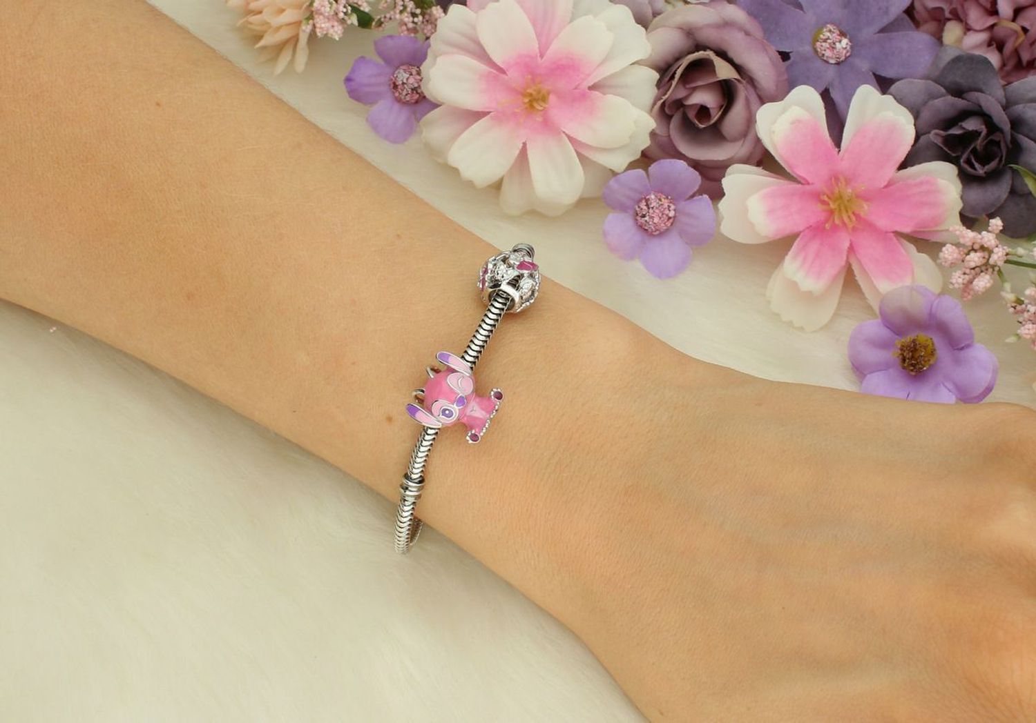 Zawieszka charms Angel z bajki „Lilo i Stitch”. Wykonana ze srebra rodowanego Ag 925, ozdobiona emalią w kolorze różu i fioletu. Uroczy prezent dla fana Disneya!2.jpg