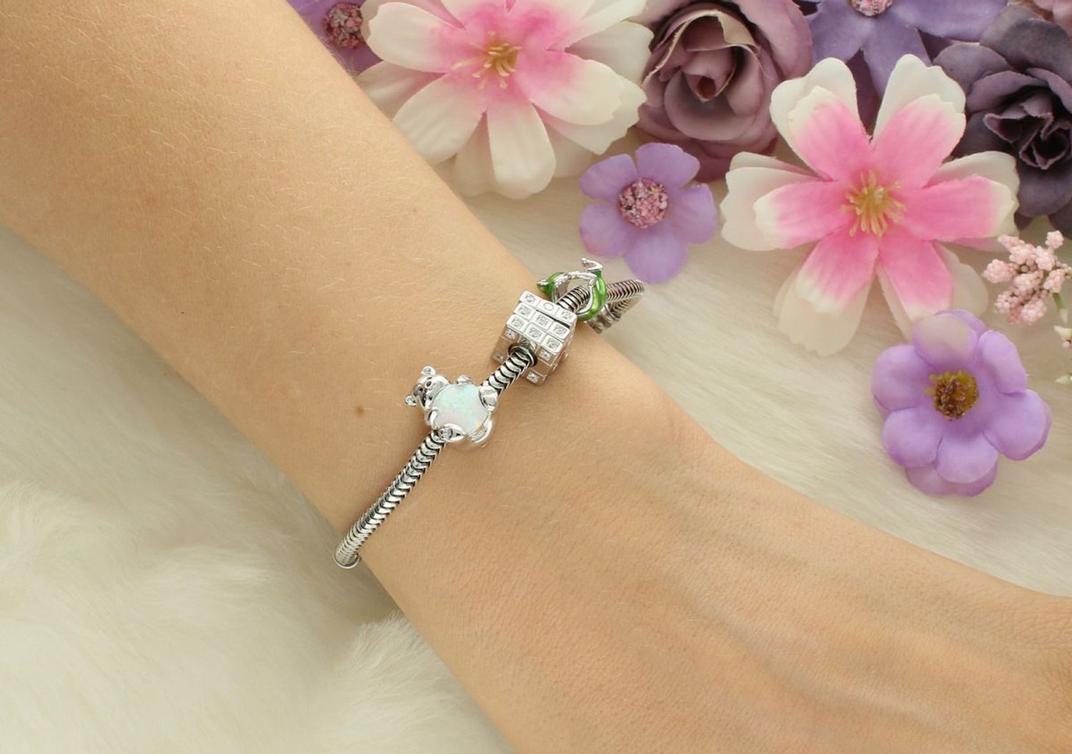 Zawieszka charms Miś ze srebra rodowanego Ag 925 z opalizującym brzuszkiem i grawerem „Warm Hugs”. Uroczy, symboliczny prezent pełen czułości.1.jpg