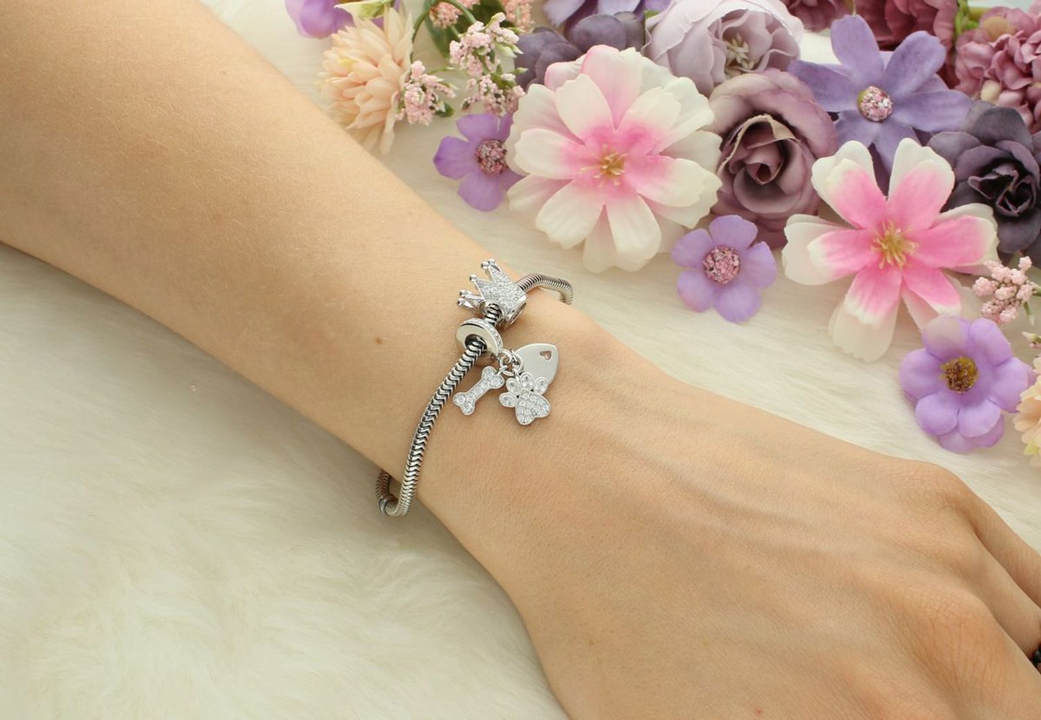 Zawieszka charms z sercem „Best Friend”, psą łapką i kostką. Srebro rodowane Ag 925, białe cyrkonie. Dla miłośników psów – wyjątkowa pamiątka przyjaźni!1.jpg