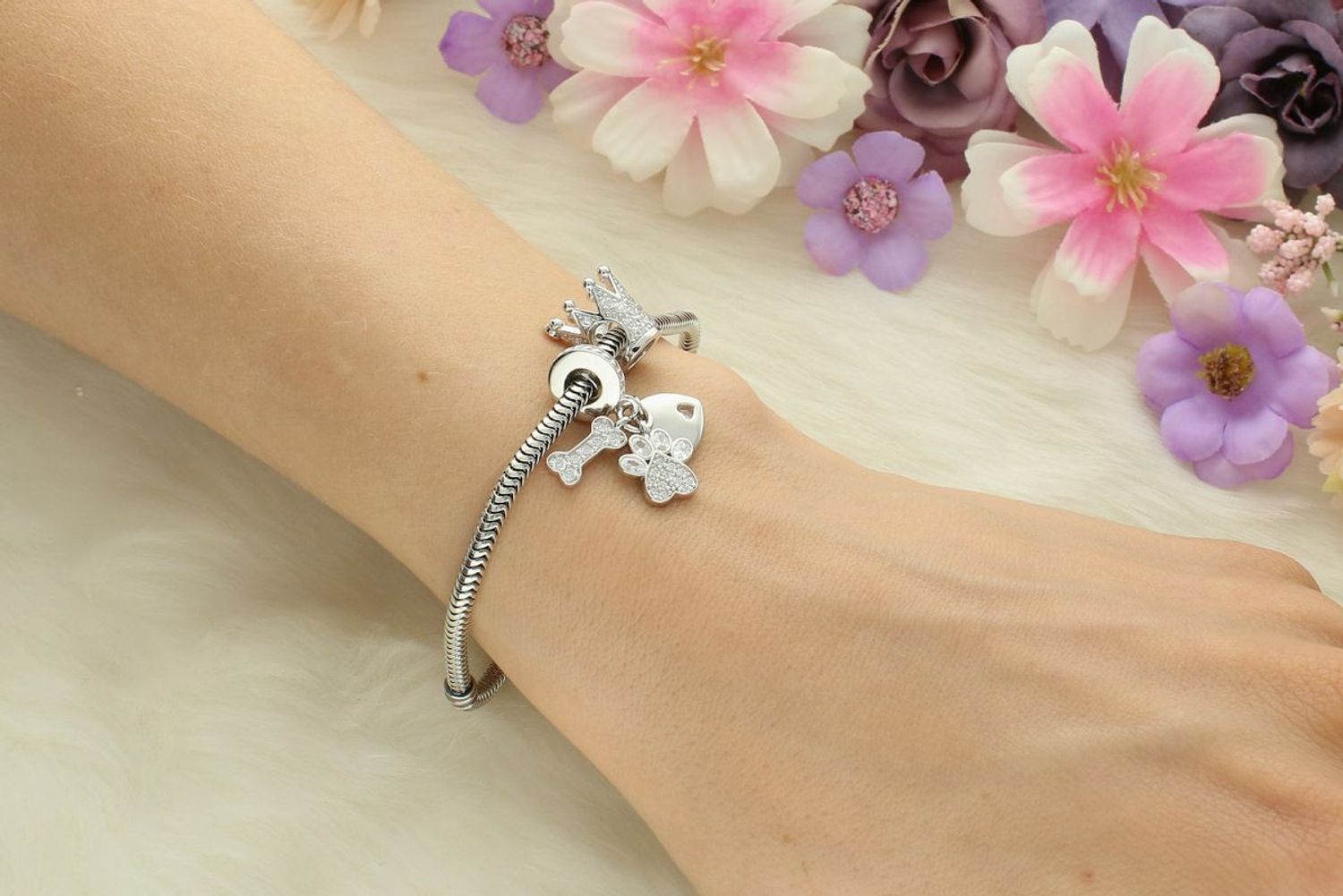 Zawieszka charms z sercem „Best Friend”, psą łapką i kostką. Srebro rodowane Ag 925, białe cyrkonie. Dla miłośników psów – wyjątkowa pamiątka przyjaźni!1.jpg